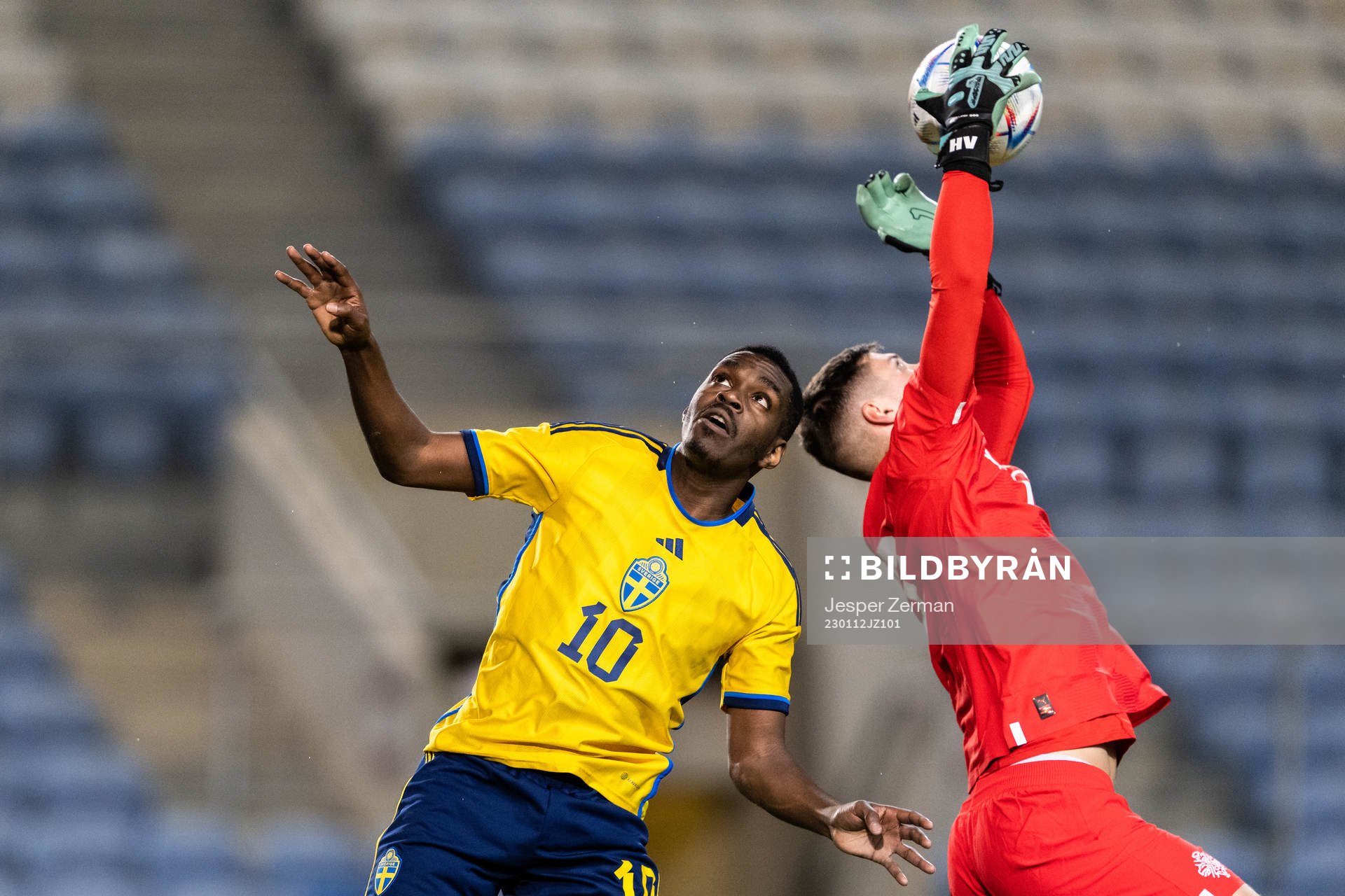Joel Asoro of Sweden and goalkeeper Hakon Rafn Valdimarsson