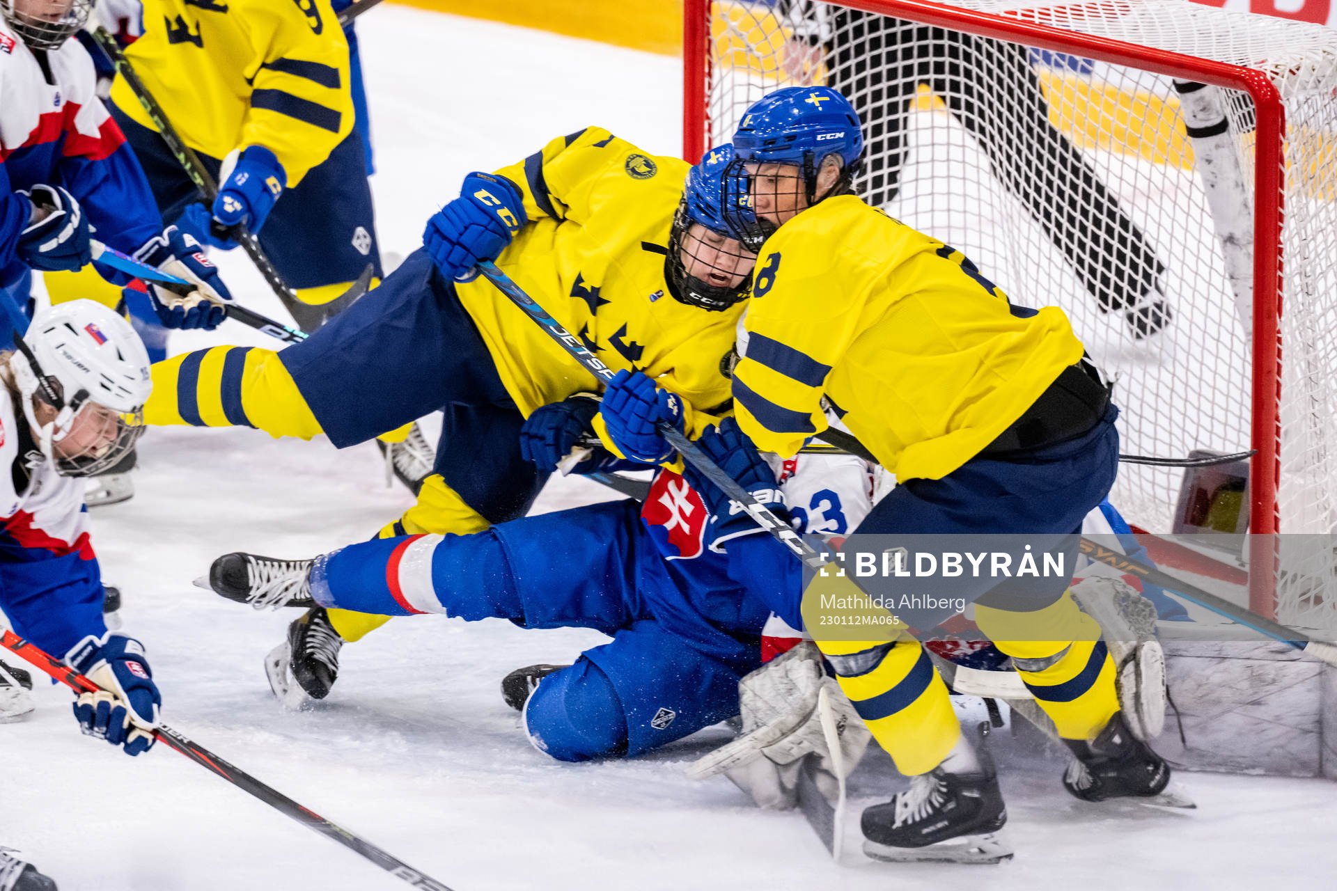 Moa Gustafsson and Jenna Raunio of Sweden against Ema