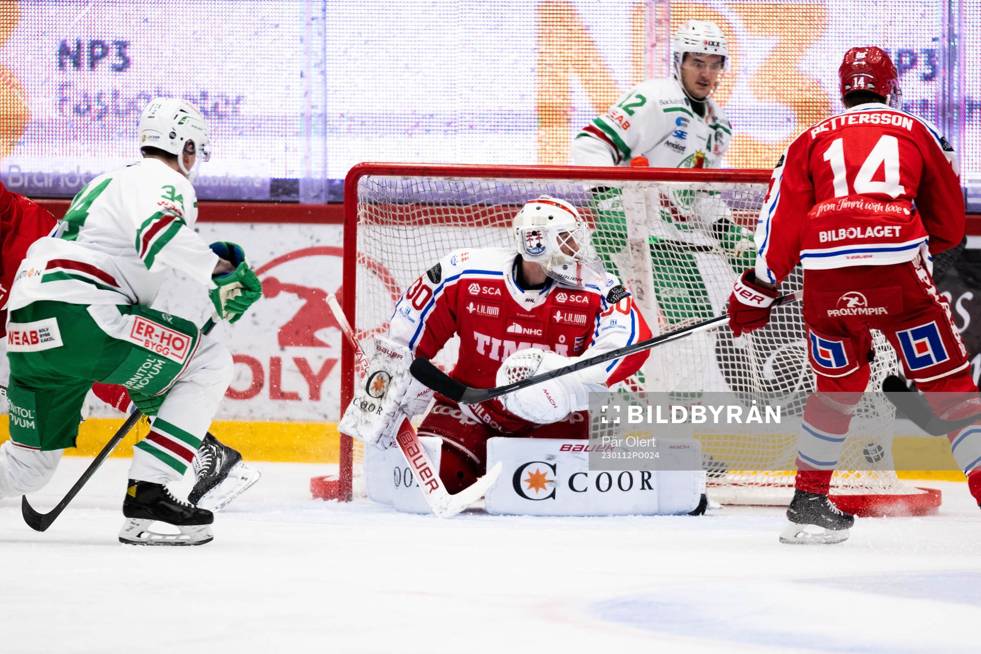 Rögles Adam Edström gör 0-1 bakom Timrås målvakt Jacob