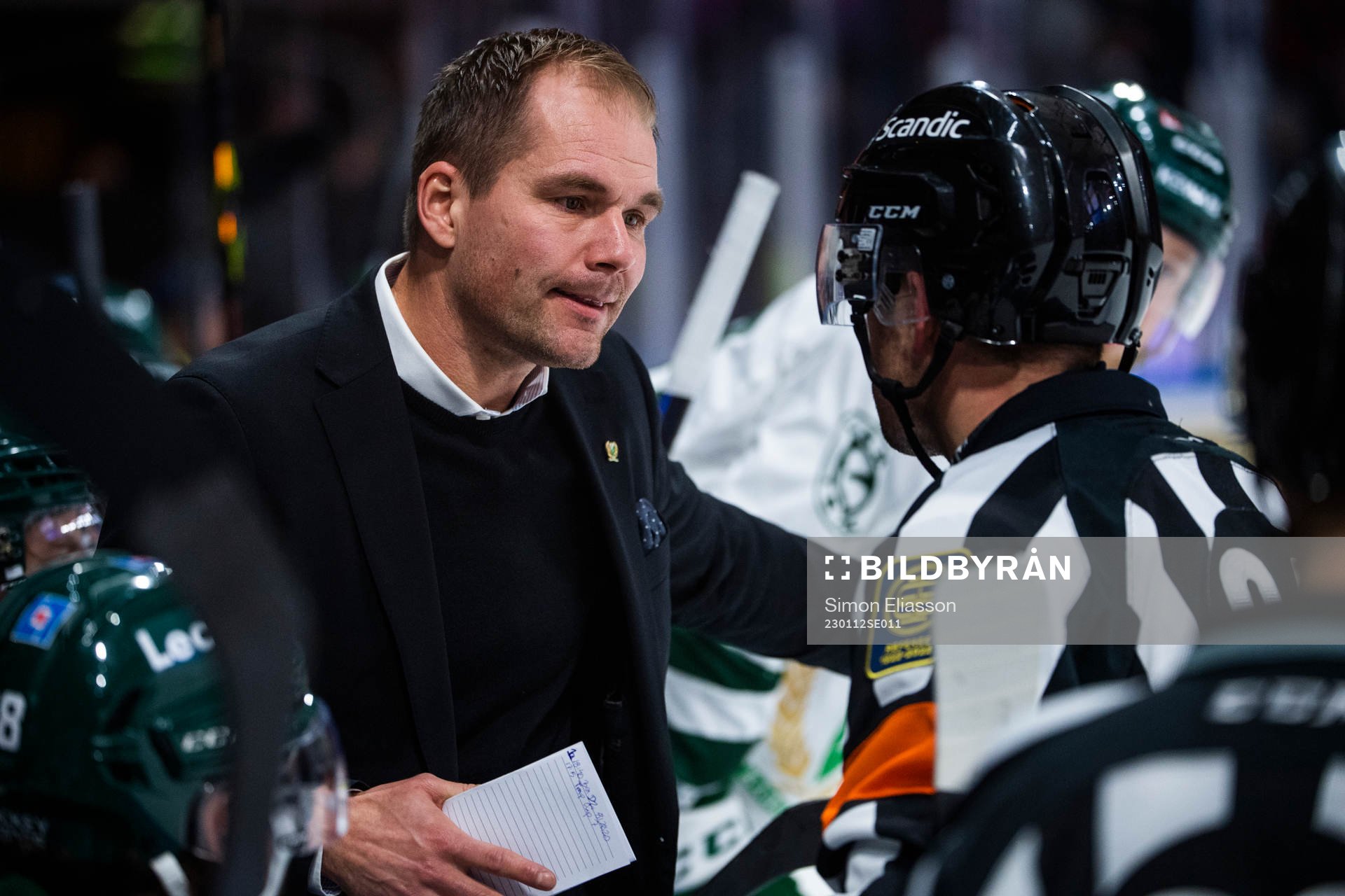 Färjestads huvudtränare Tomas Mitell och domare Mikael