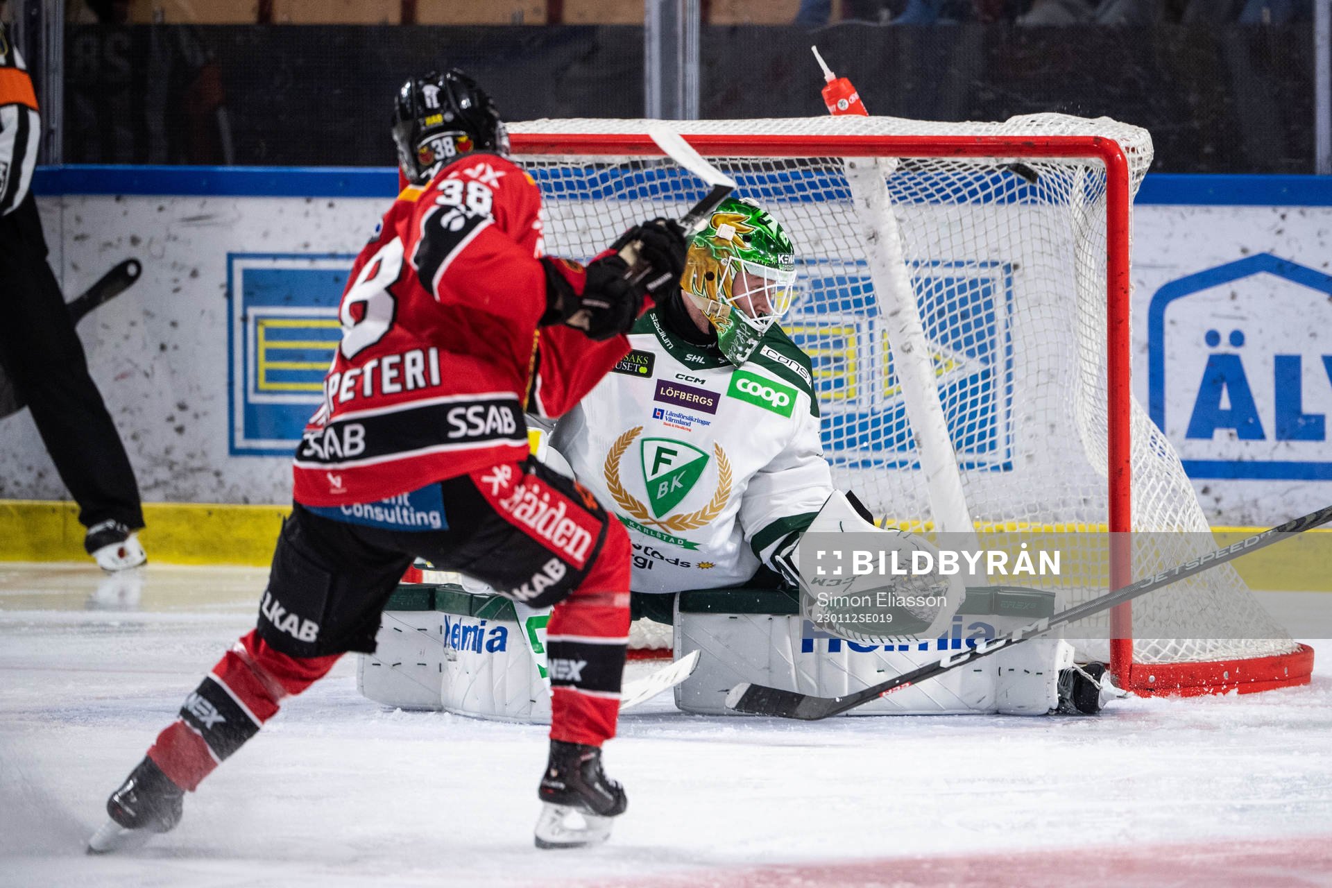 Luleås Olli Nikupeteri gör 3-0 bakom Färjestads målvakt