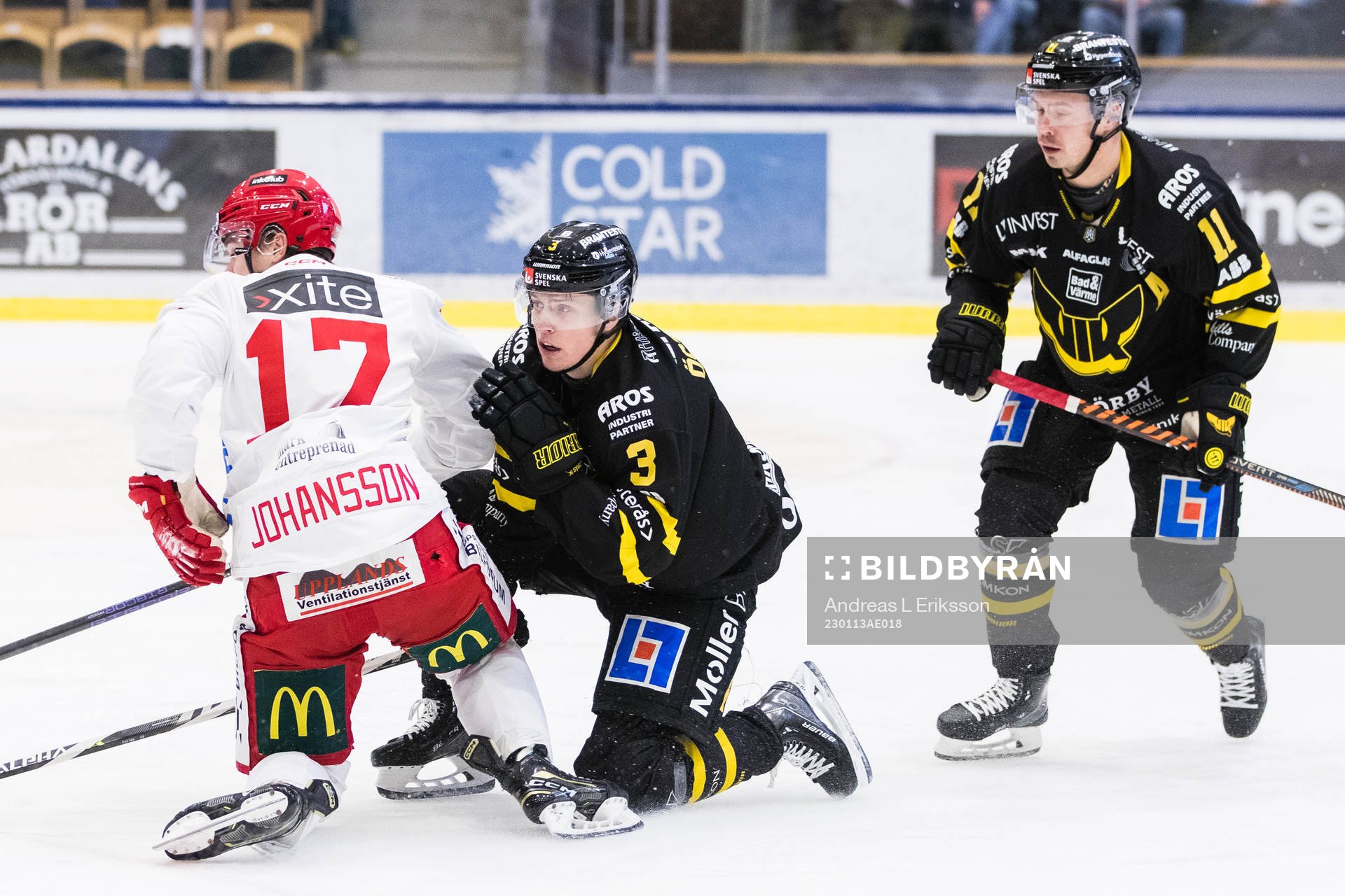 Almtunas Valdemar Johansson i en närkamp med Västerås