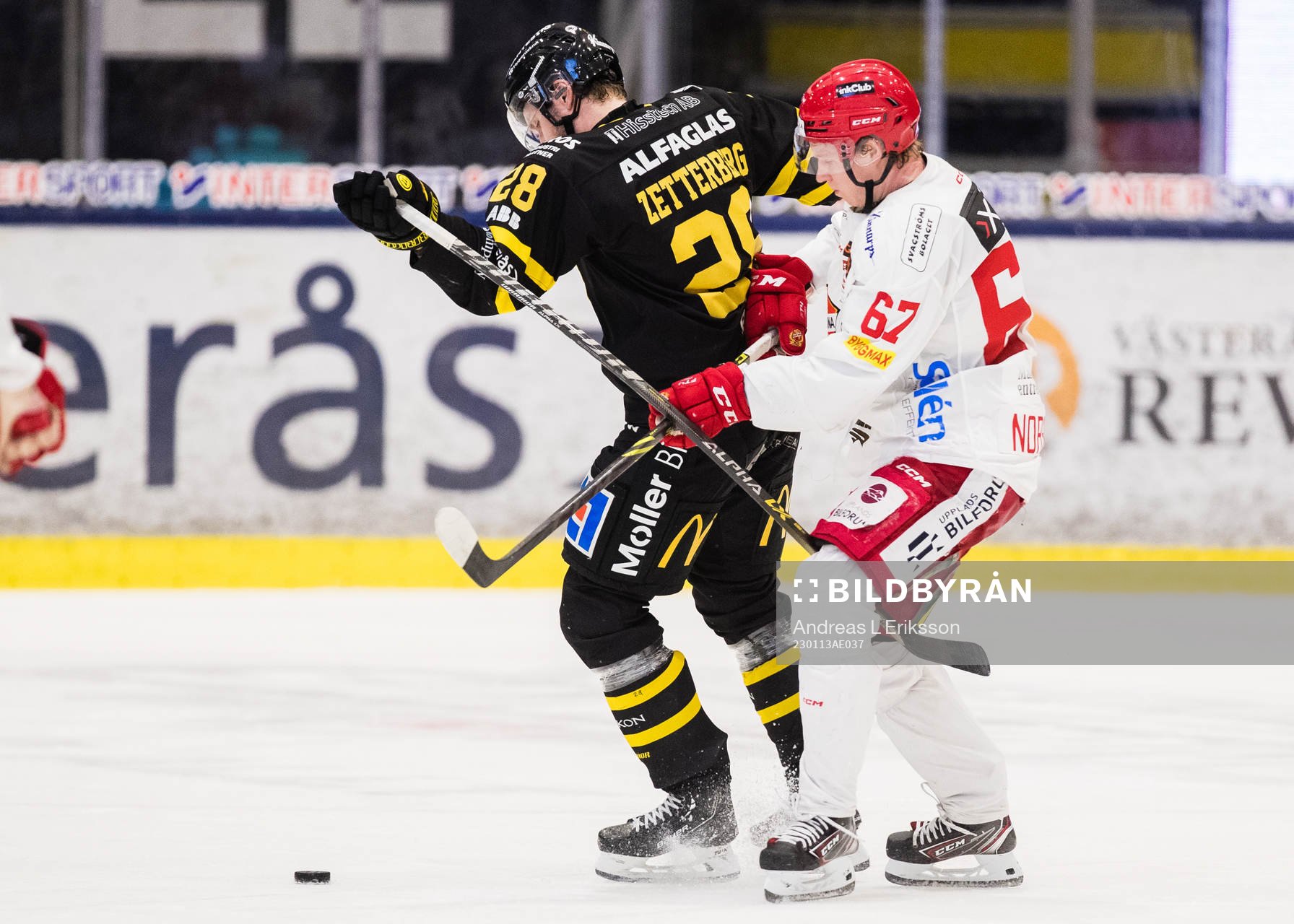 Västerås Lukas Zetterberg och Almtunas Jesper Norbäck