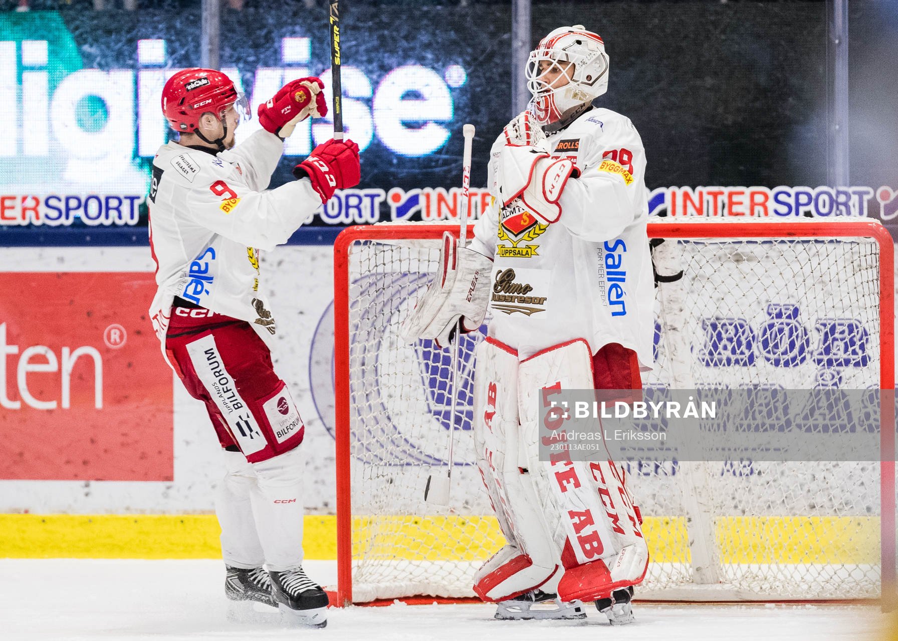 Almtunas Hampus Harlestam och målvakt Oliver Håkansson