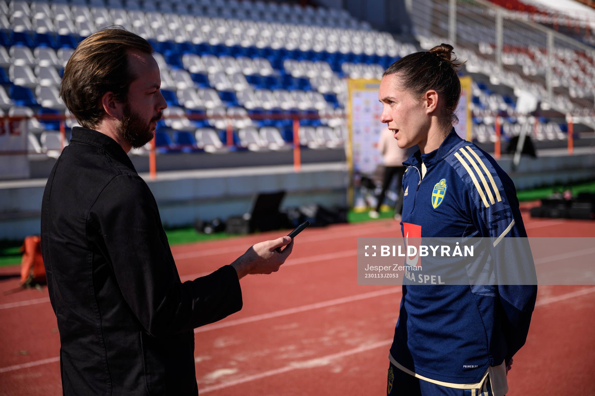 Lars Mannheimer from TT and Felicia Rogic of the Swedish