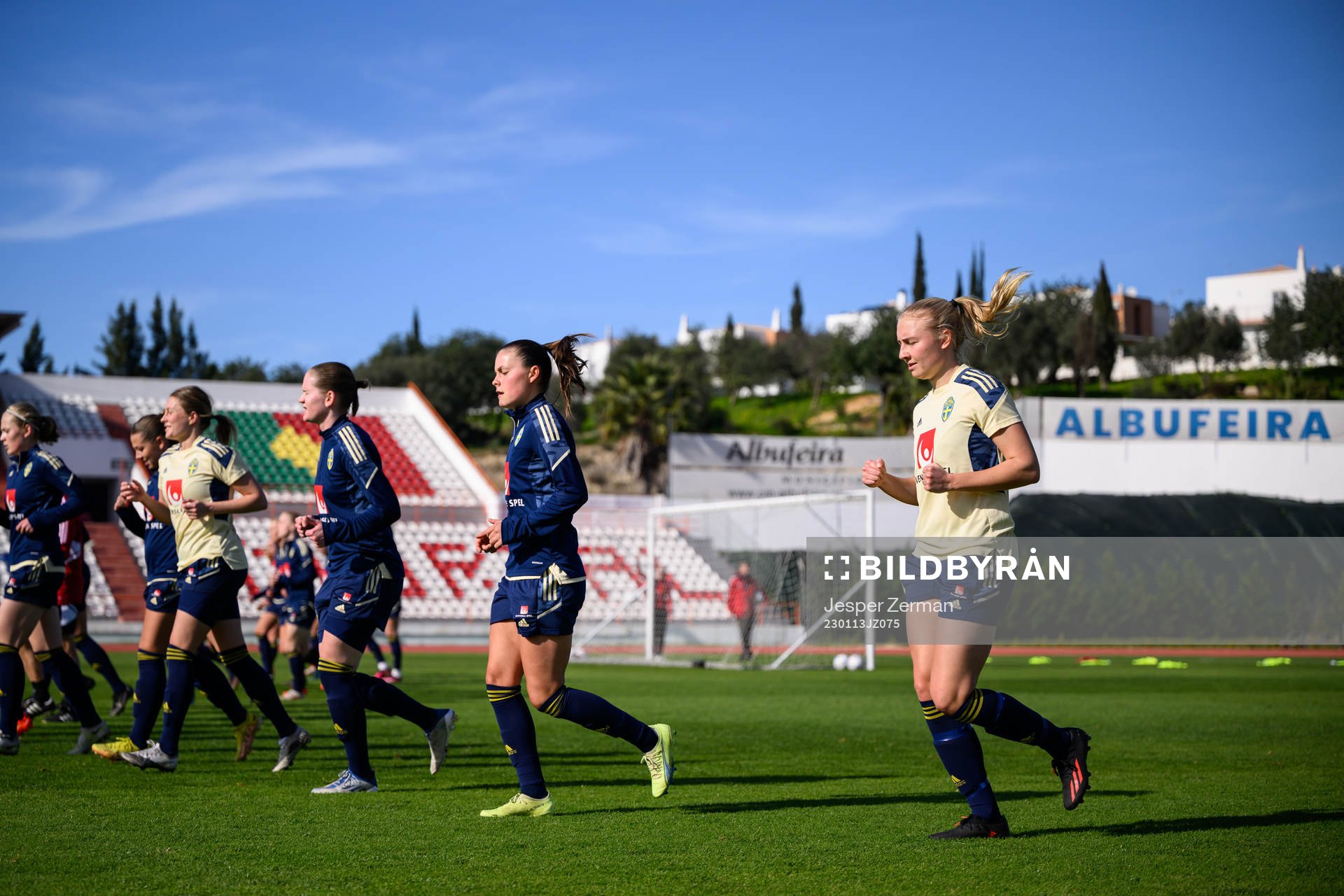Linn Vickius, Josefin Harrysson and Stinalisa Johansson of the Swedish women's national football team at a training session on January 13, 2023 in Albufeira.