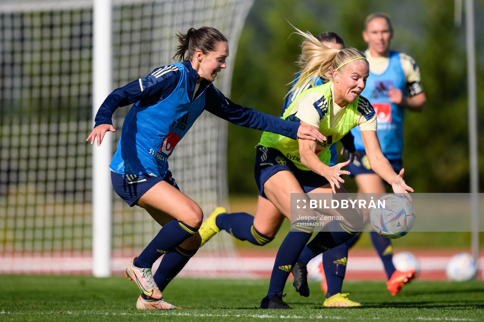 Felicia Rogic and Stina Lennartsson of the Swedish women's national football team at a training session on January 13, 2023 in Albufeira. 