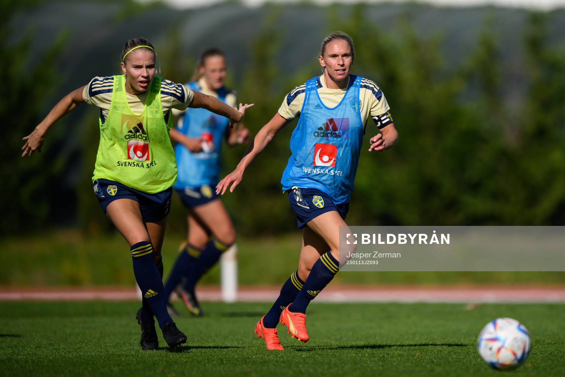 Stina Lennartsson and Jonna Andersson of the Swedish women's national football team at a training session on January 13, 2023 in Albufeira. 