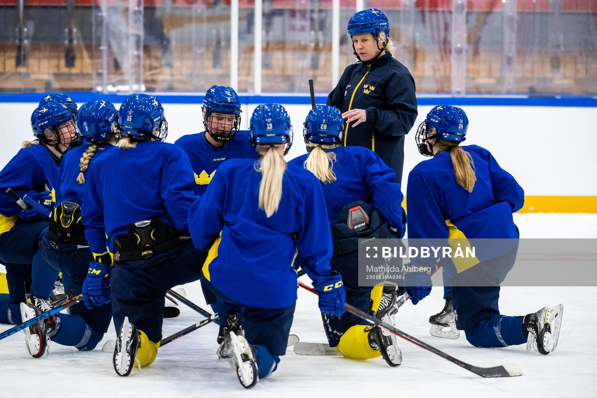 Assistant coach Pernilla Winberg and players of Sweden at a