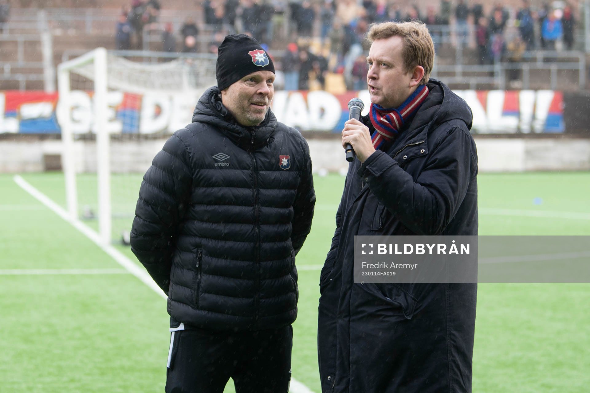Damlagets Tränare Micael Berndtsson intervjuvas under en träning med Örgryte den 14 januari 2023 i Göteborg. 