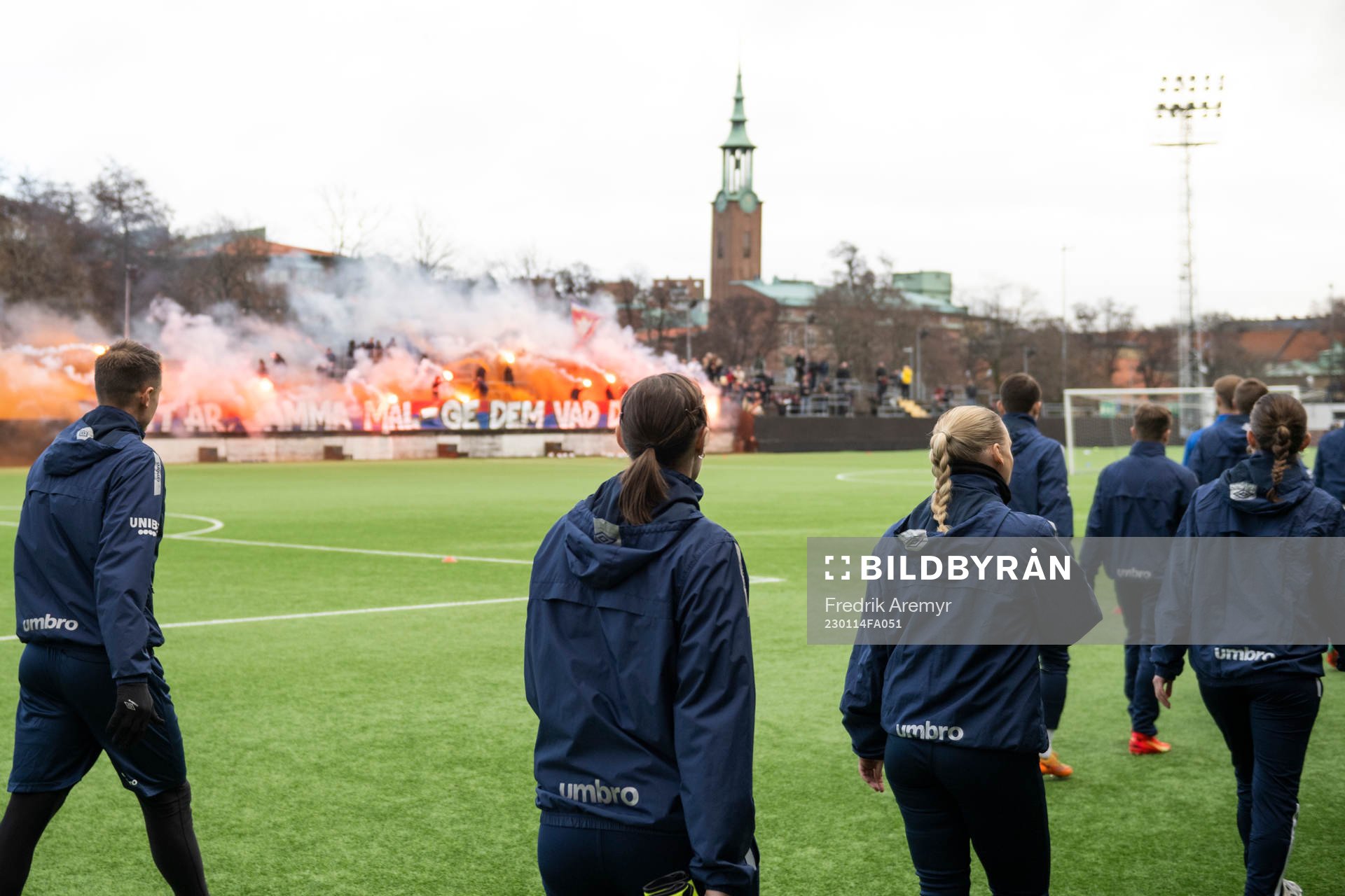 Örgrytes supportrar välkomnar spelarna