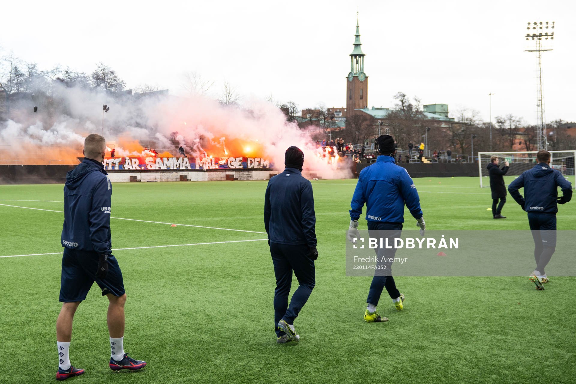 Örgrytes supportrar välkomnar spelarna