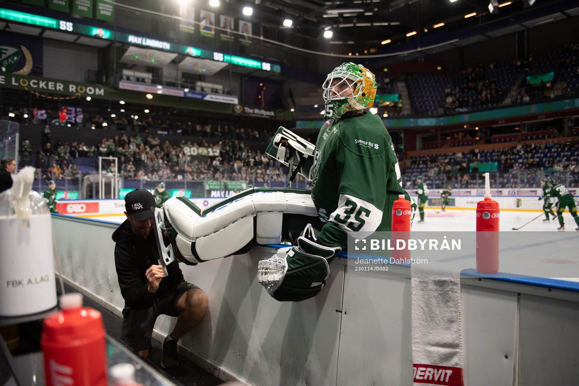 Färjestads materialare Fredrik Sundin hjälper målvakt