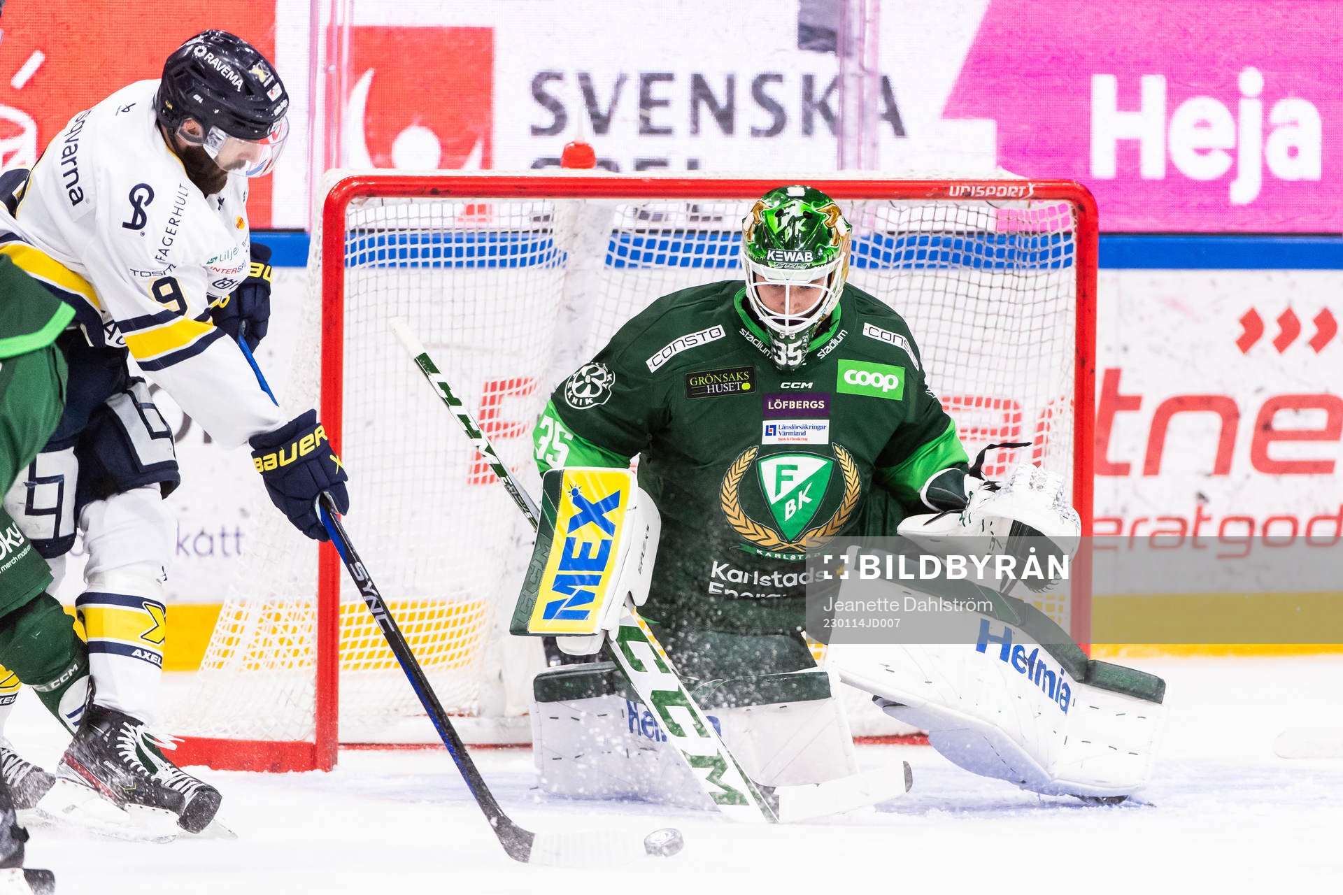 HV71s Taylor Matson oroar mot Färjestads målvakt Dennis