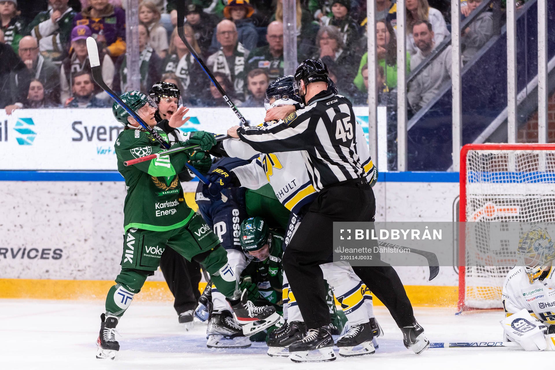 Färjestads Marcus Nilsson och HV71s Victor Sjöholm i bråk
