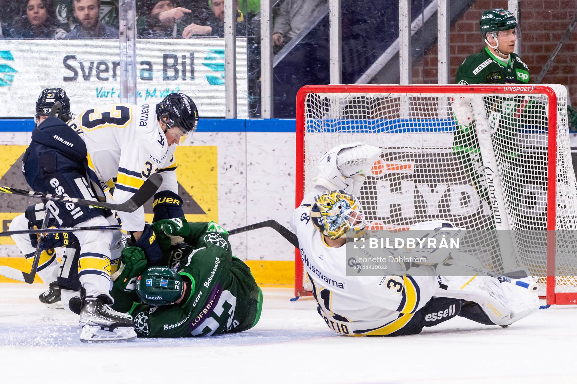 HV71s Måns Lindbäck och målvakt Joni Ortio mot