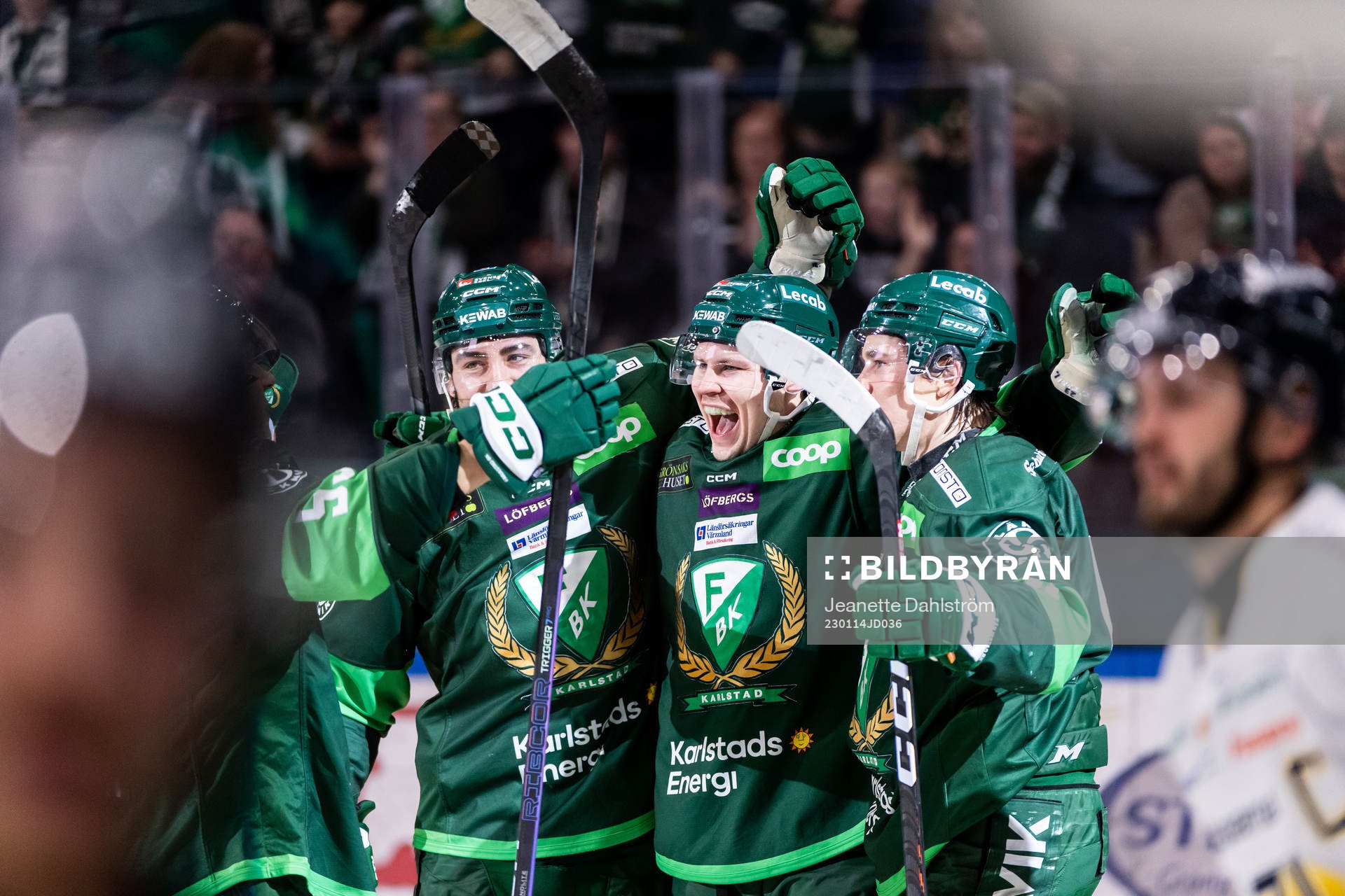 Färjestads Ville Pokka jublar med lagkamrater