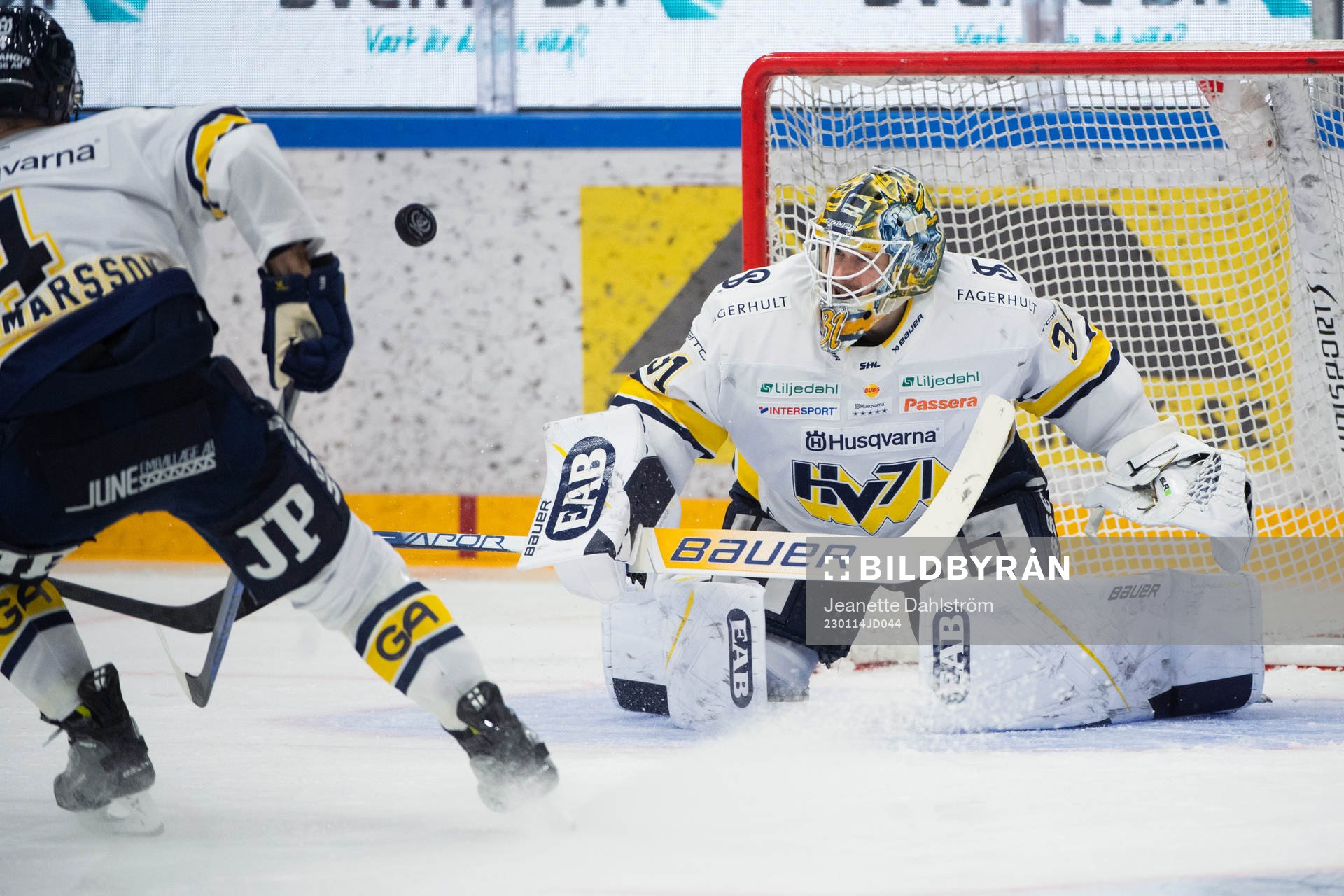 HV71s Niklas Hjalmarsson och målvakt Joni Ortio