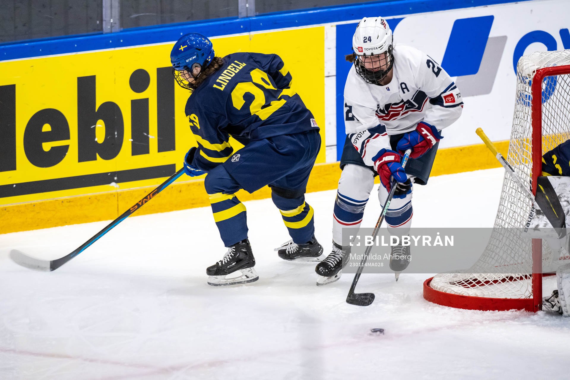 Stella Lindell of Sweden and Margaret Scannell of USA