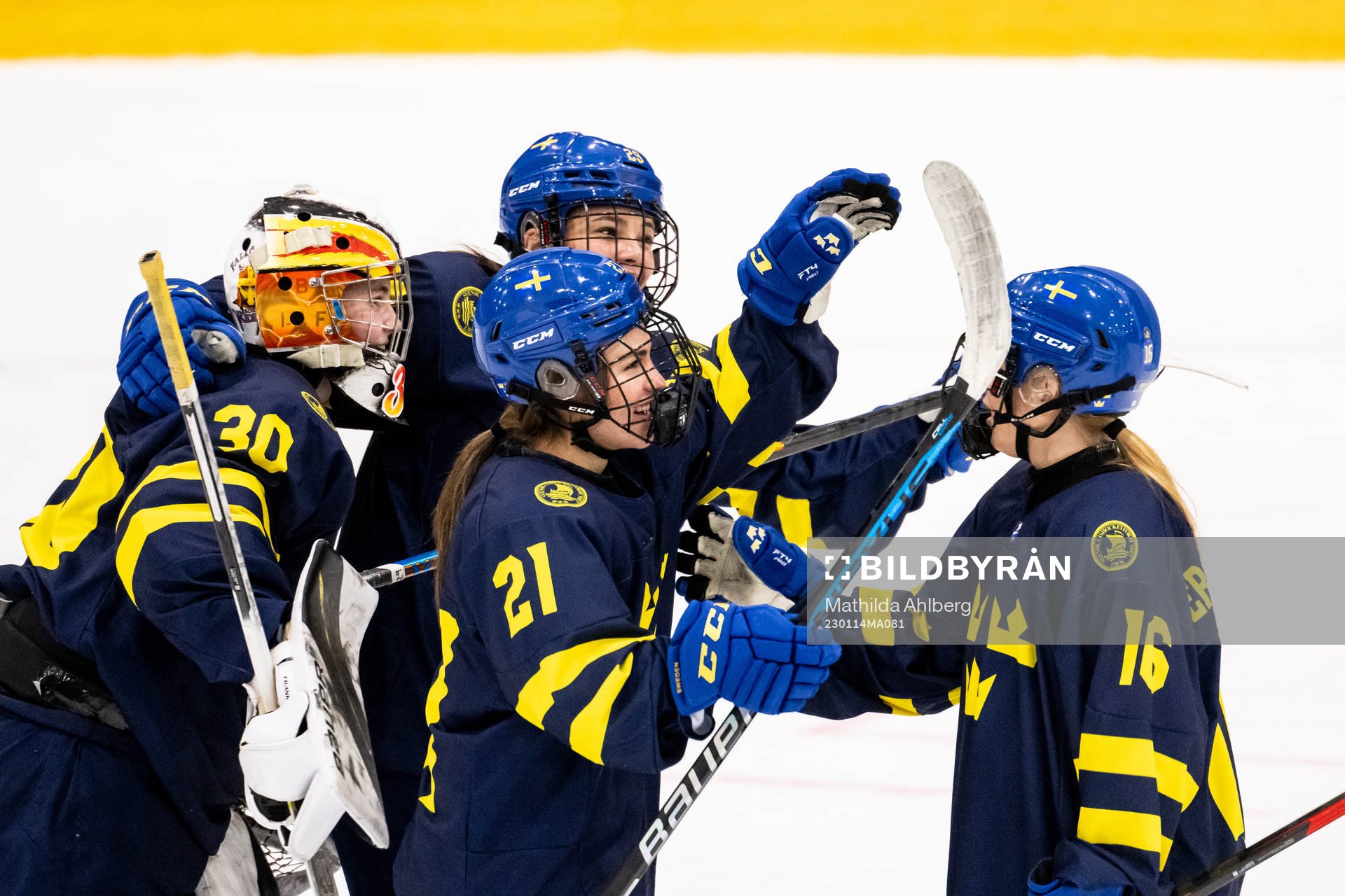 Goaltender Felicia Frank, Stella Lindell, Emma Rehn and