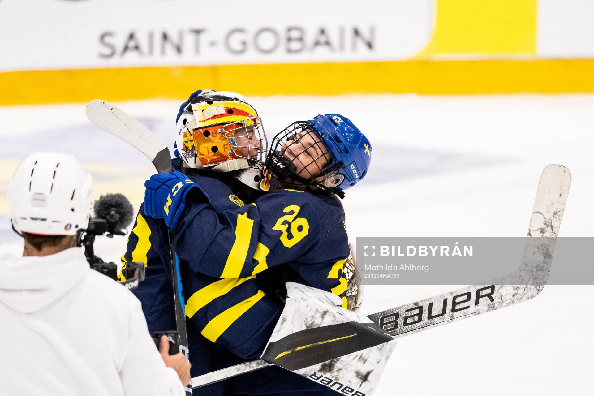 Goaltender Felicia Frank and Stella Lindell of Sweden