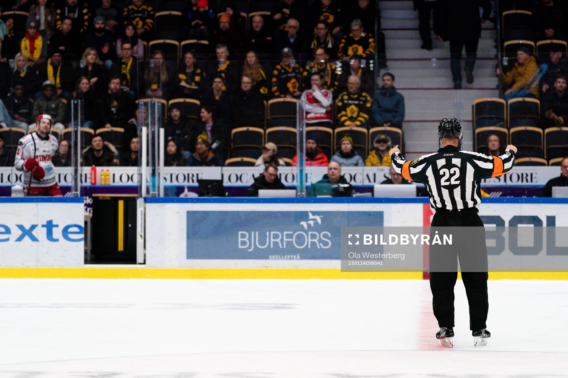 Domare Andreas Harnebring dömer ut match penalty på