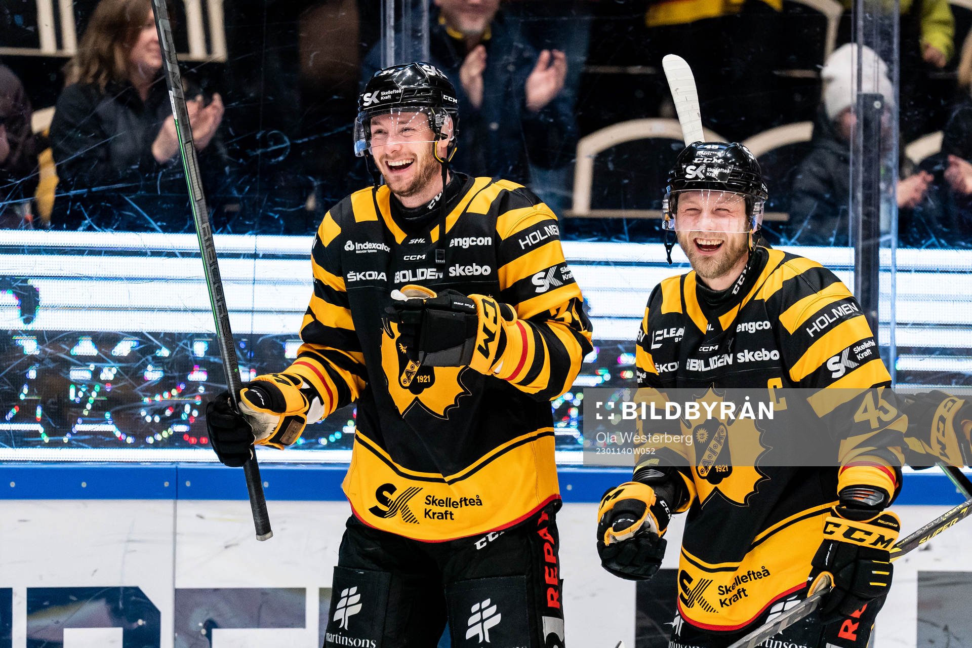 Skellefteås Tom Kühnhackl and Oscar Möller jublar
