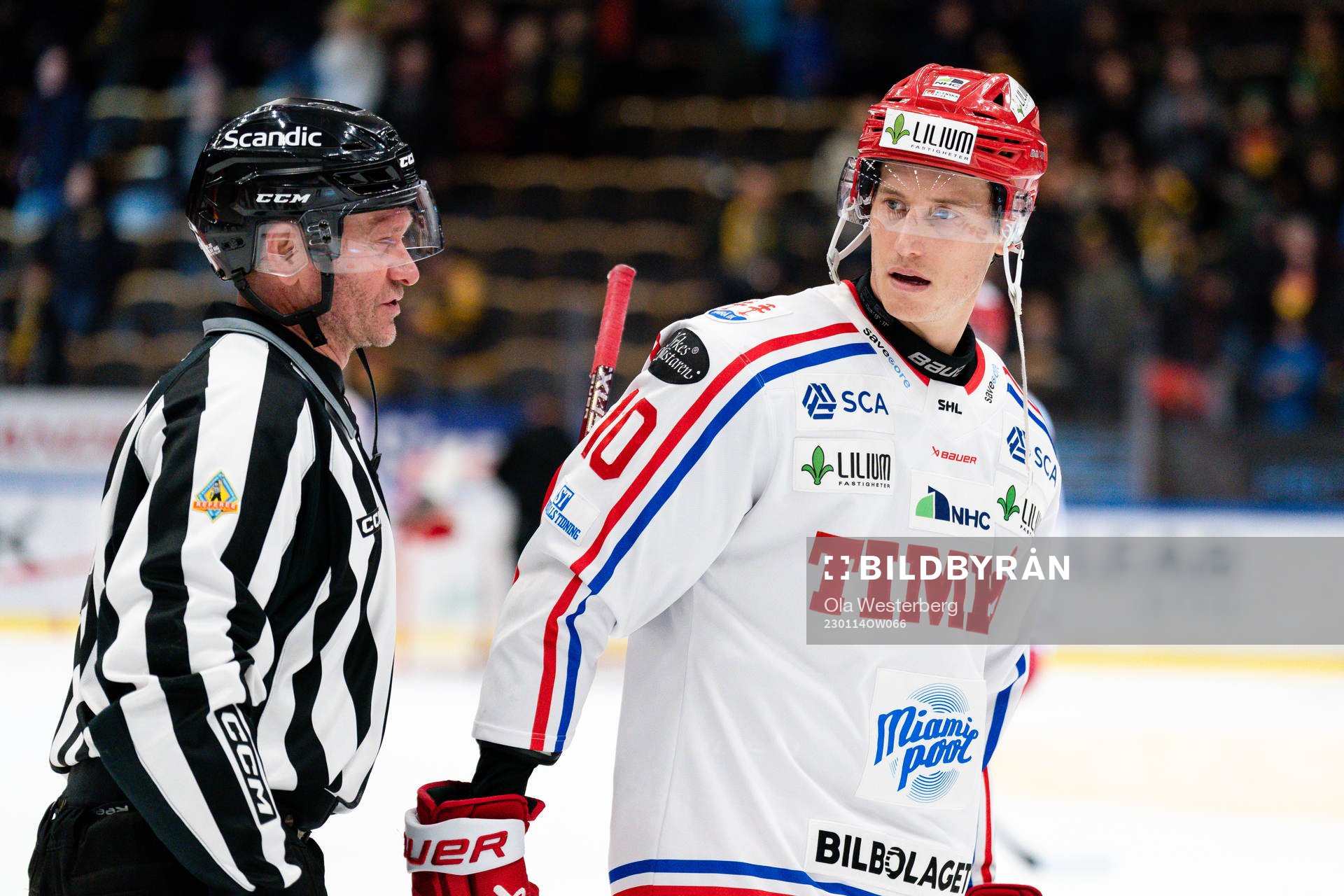 Linjedomare Jan Sandström och Timrås Robin Alvarez