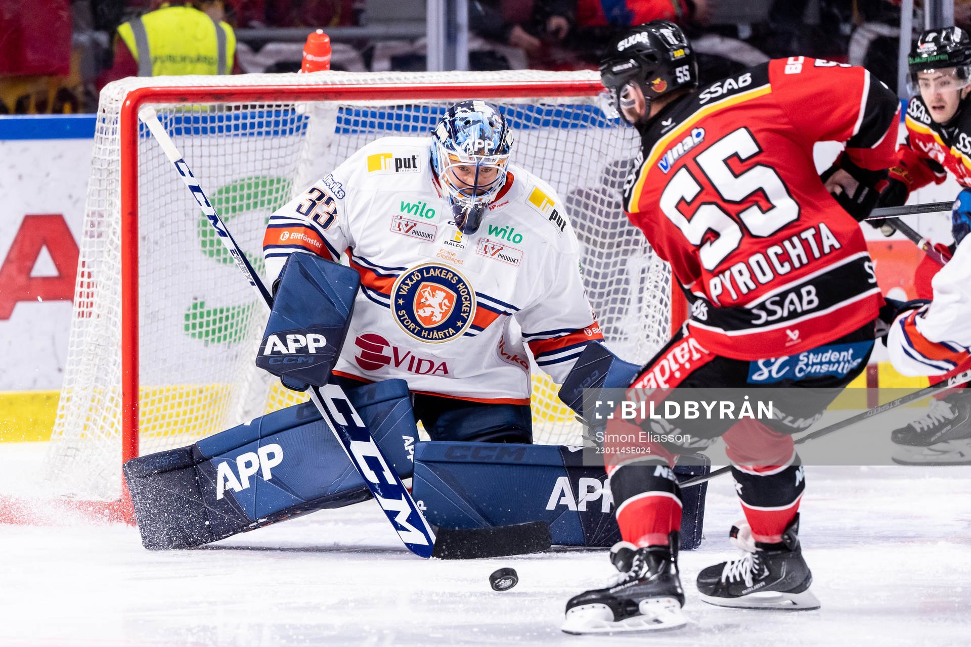 Växjös målvakt Emil Larmi och Luleås Filip Pyrochta