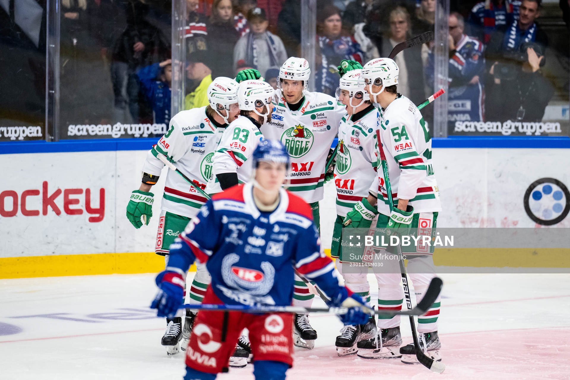 Rögles Adam Tambellini jublar med lagkamrater