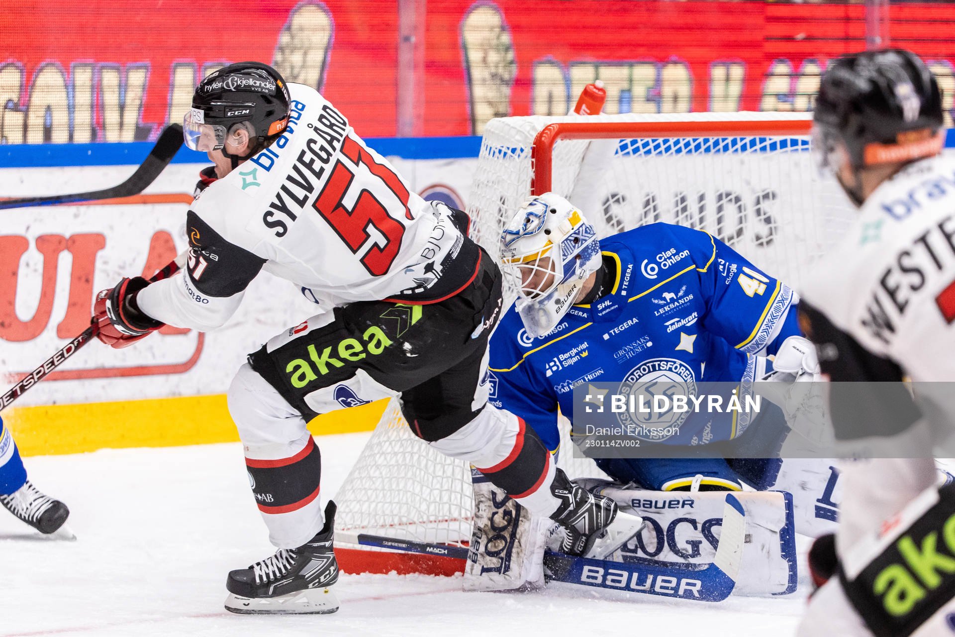 Malmö Redhawks Emil Sylvegård oroar mot Leksands målvakt