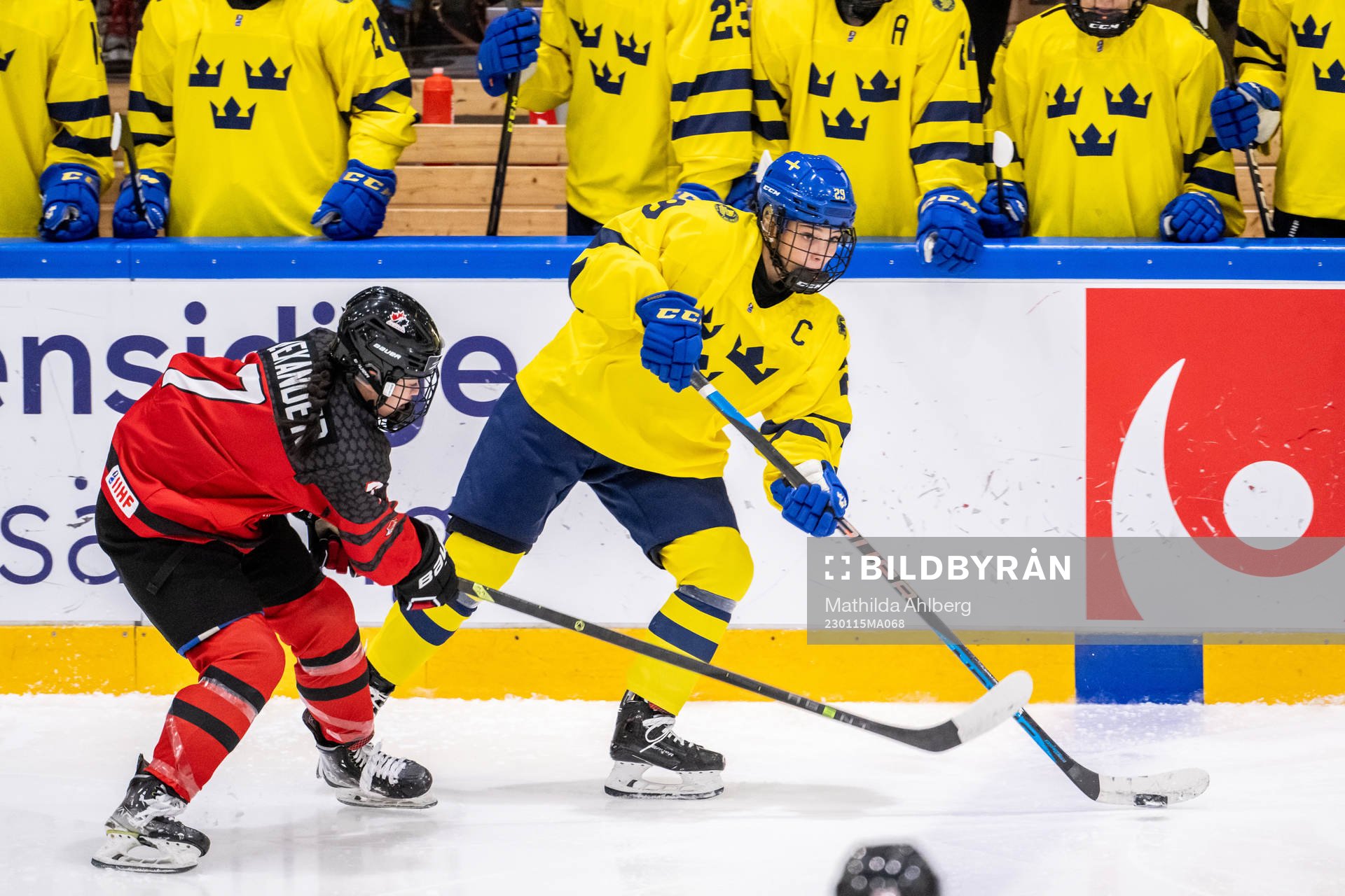 Mackenzie Alexander of Canada and Stella Lindell of Sweden