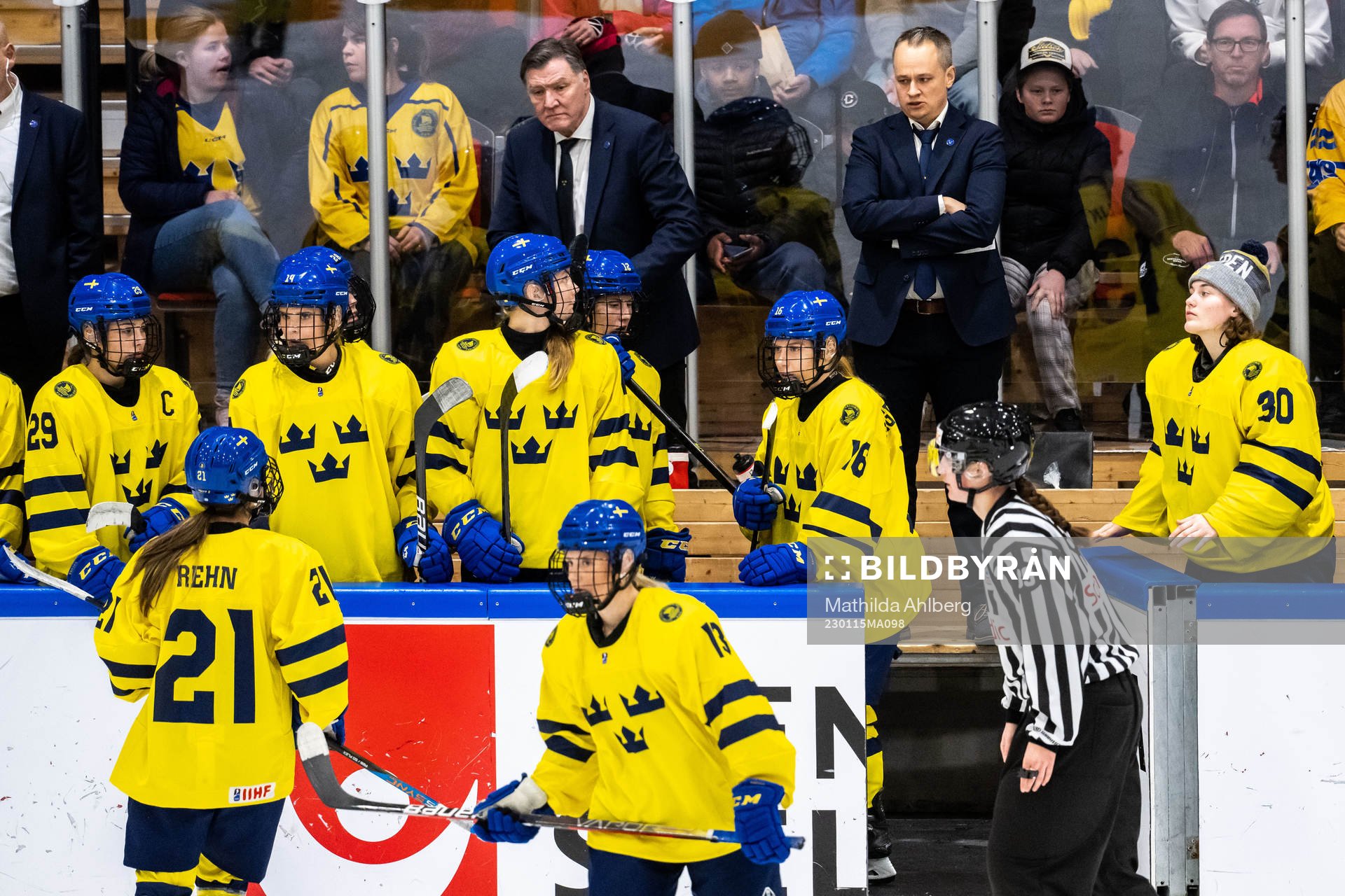 Players, team manager Hasse Edlund and head coach Andreas