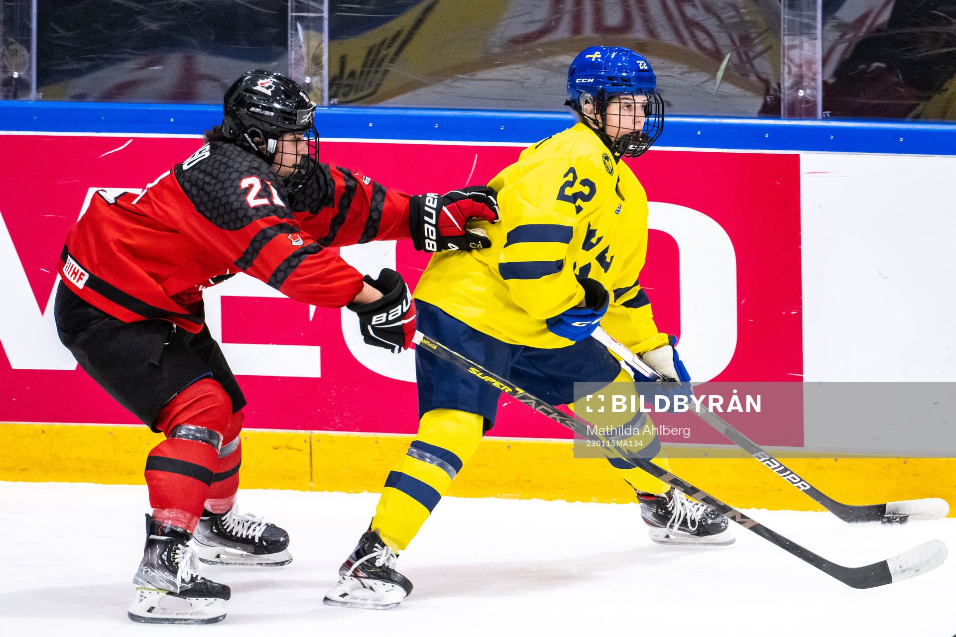 Emma Venusio of Canada and Sara Lindqvist of Sweden