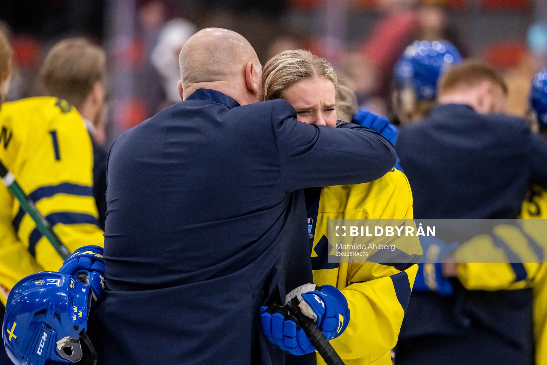 Assistant coach Ulf Hall and Tilde Utbult of Sweden looks