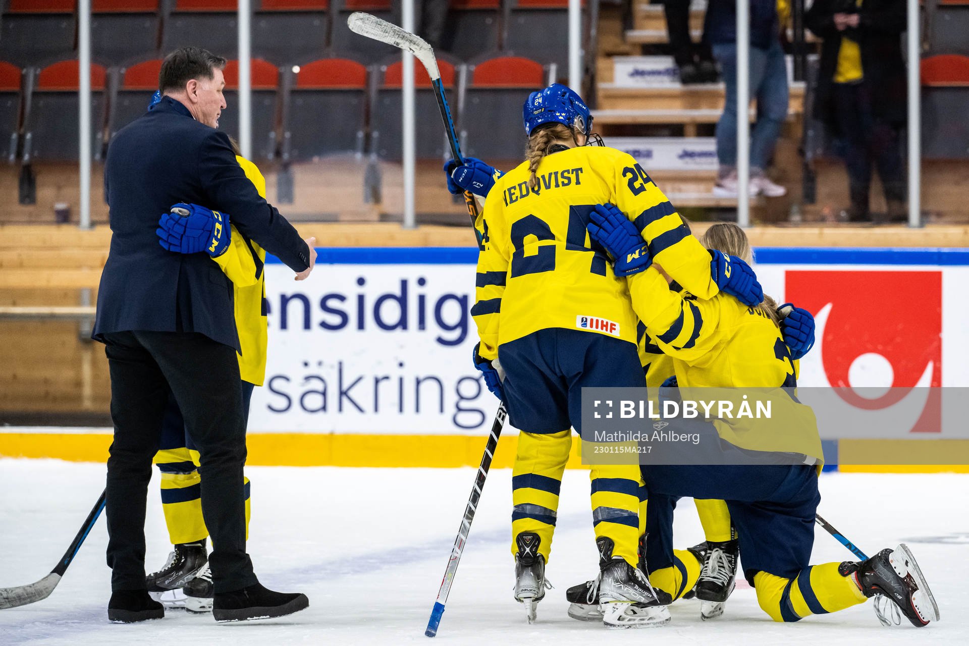 Team manager Hasse Edlund and players of Sweden looks