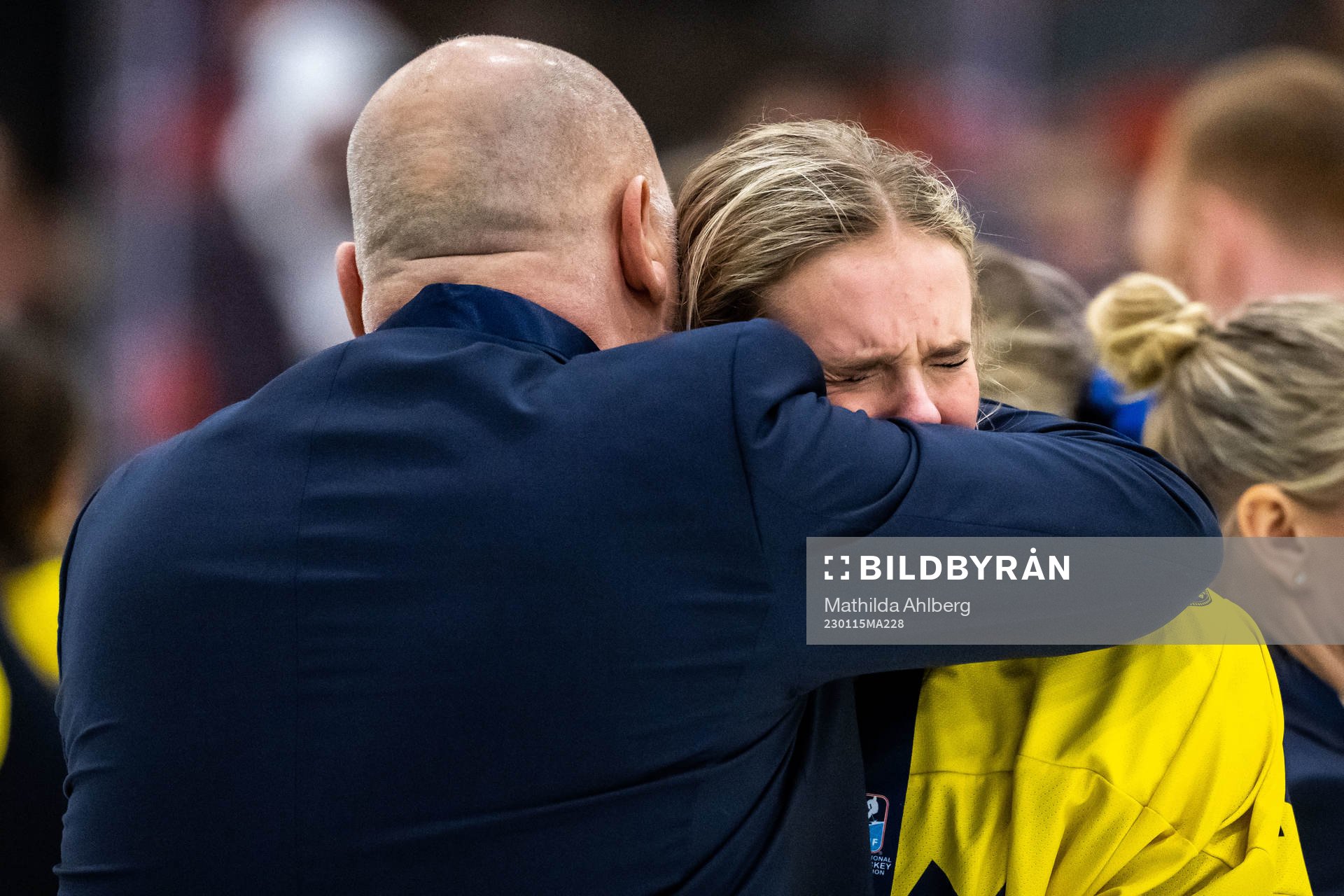 Assistant coach Ulf Hall and Tilde Utbult of Sweden looks