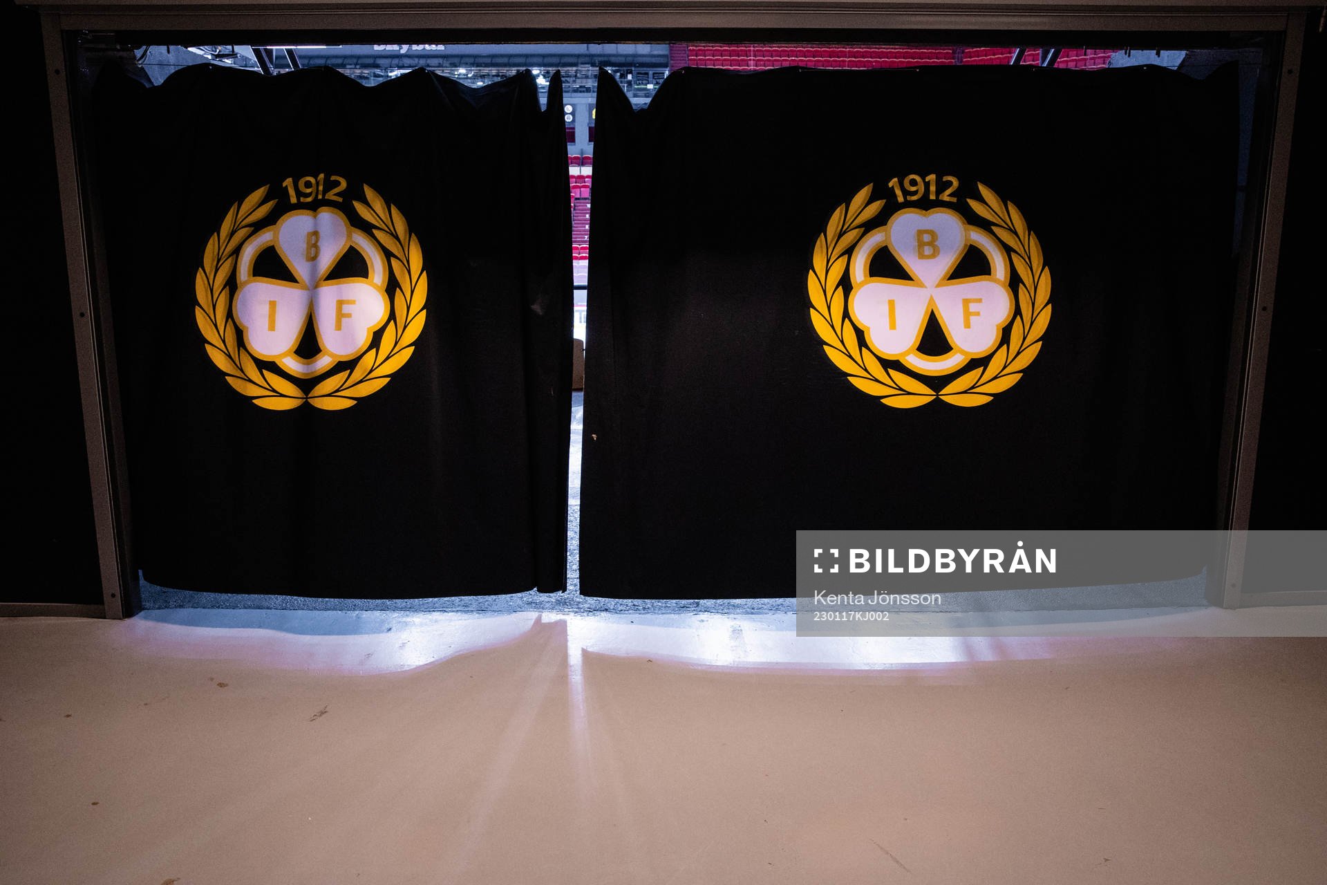 Draperier med Brynäs logotyp i en gång till läktaren