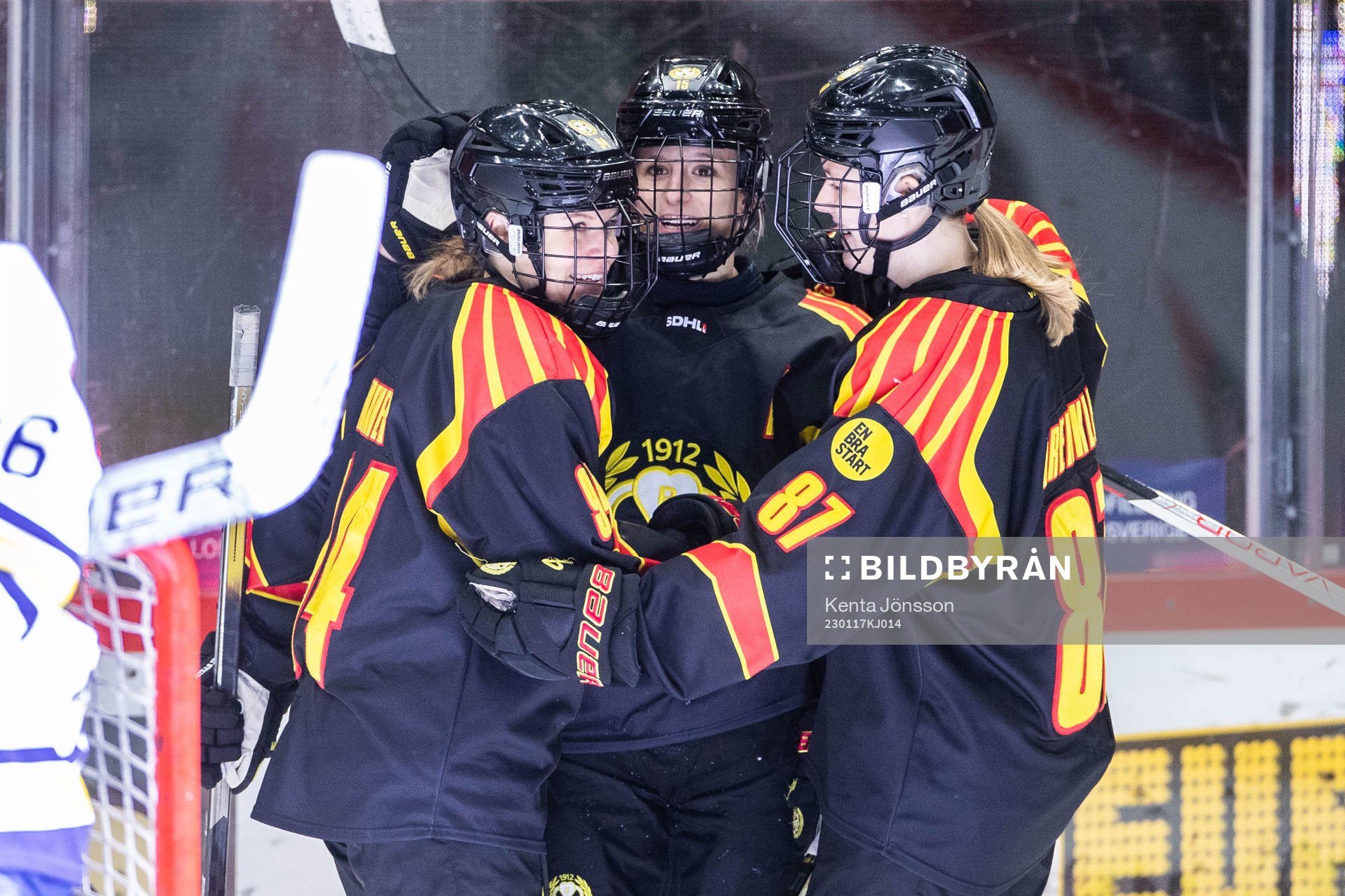 Brynäs Lara Stalder jublar med lagkamrater