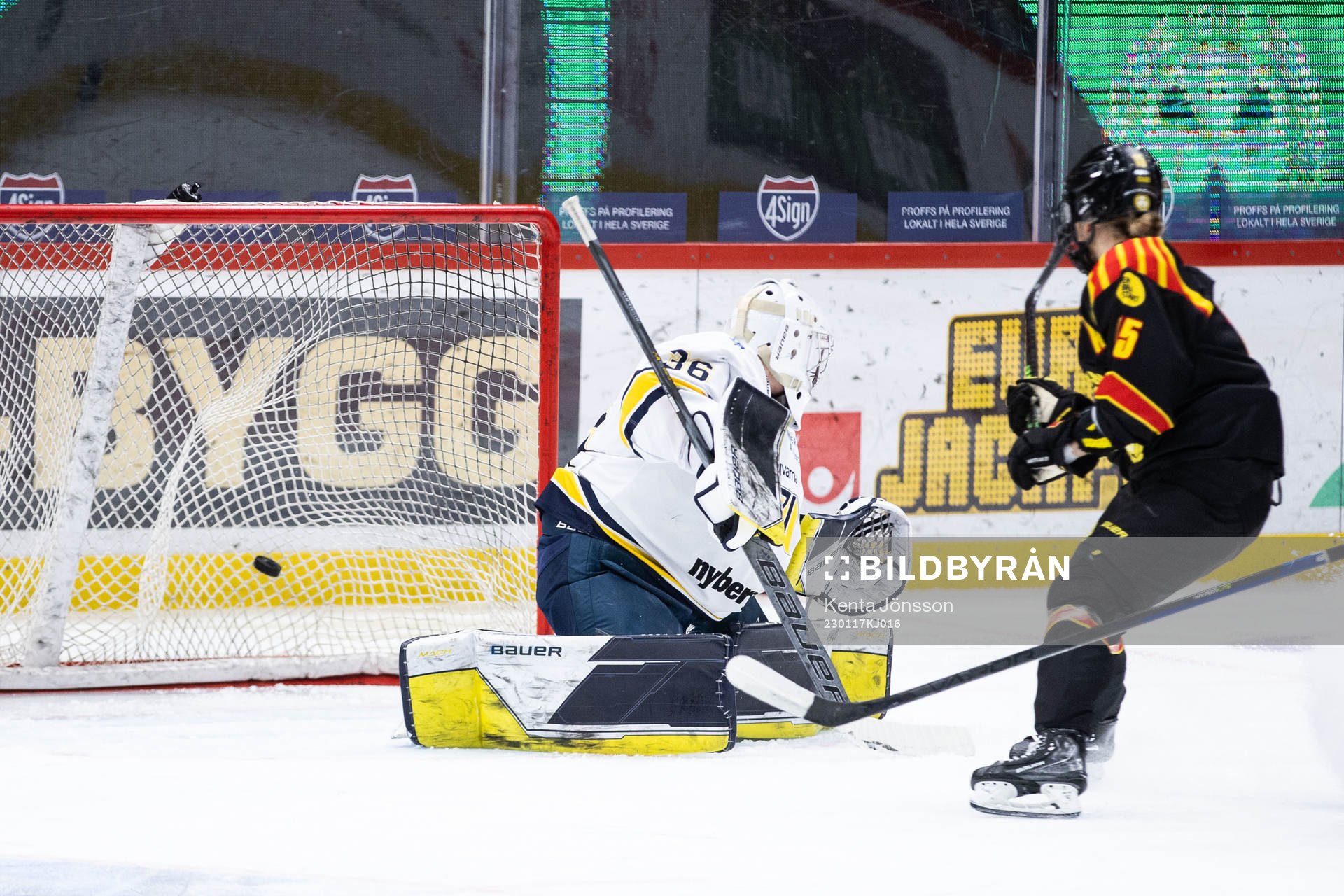 Brynäs Lara Stalder gör 1-0 bakom HV71s målvakt Anni