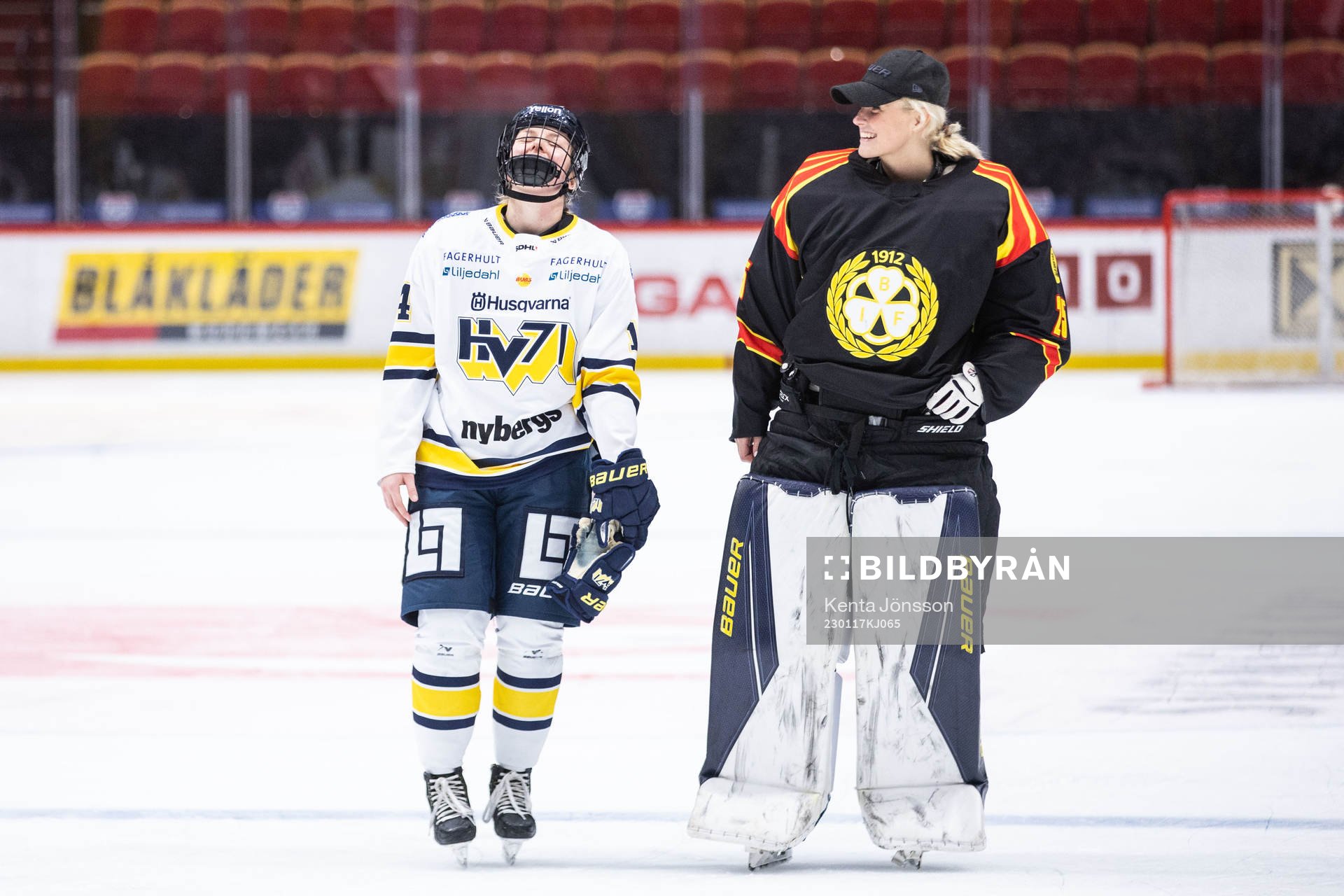 HV71s Klara Seroiszkova och Brynäs målvakt Amanda