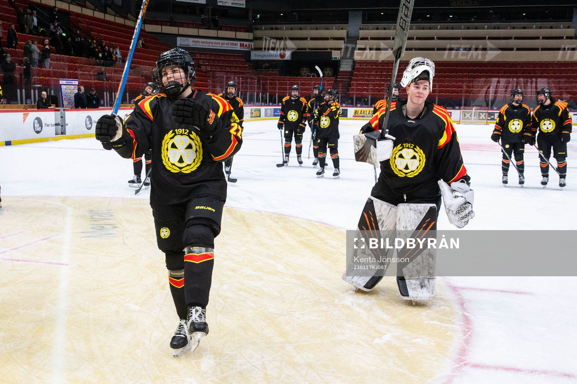Brynäs Hanna Thuvik och målvakt Loryn Pearson Porter