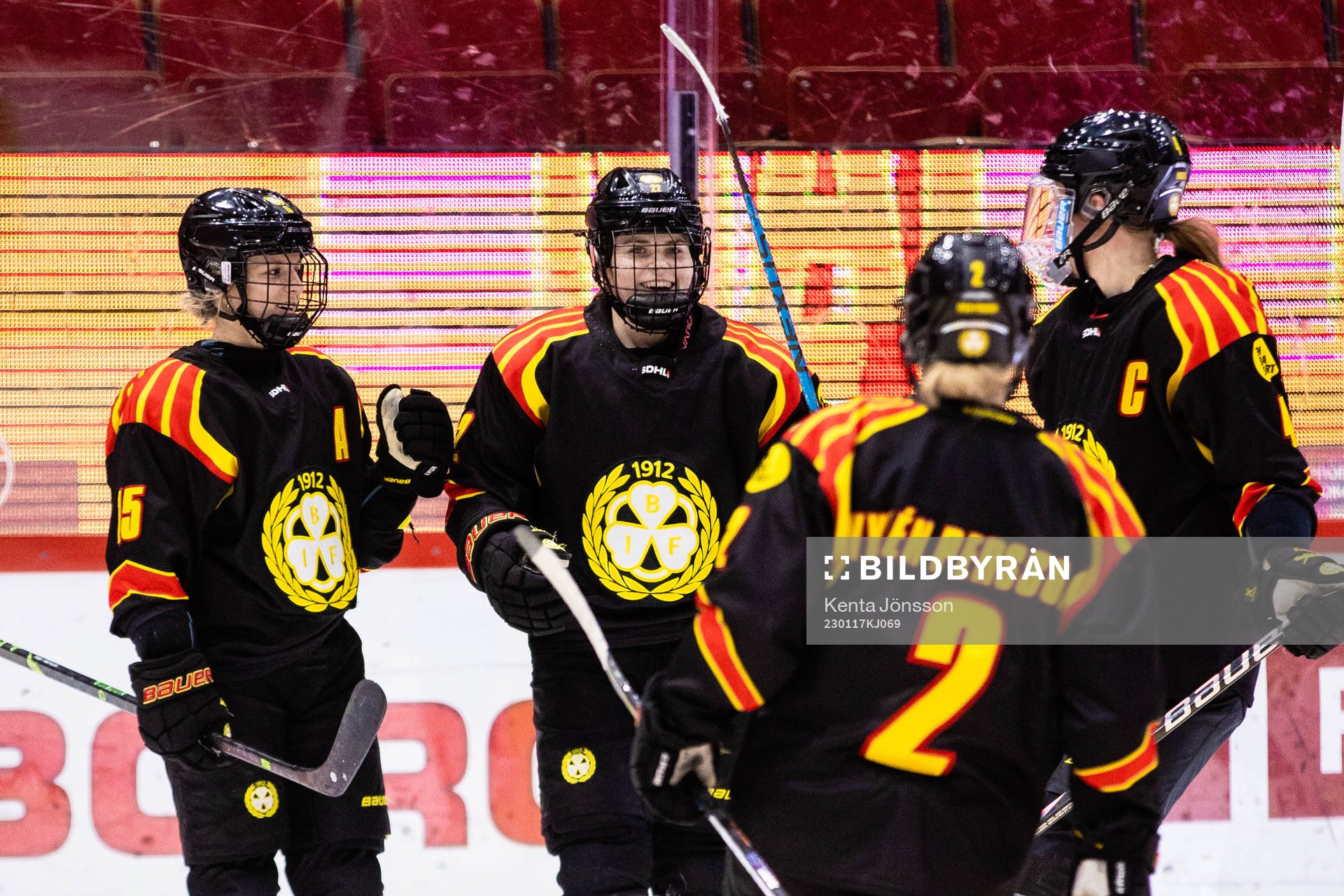 Brynäs Hanna Thuvik jublar med Lara Stalder, Maja