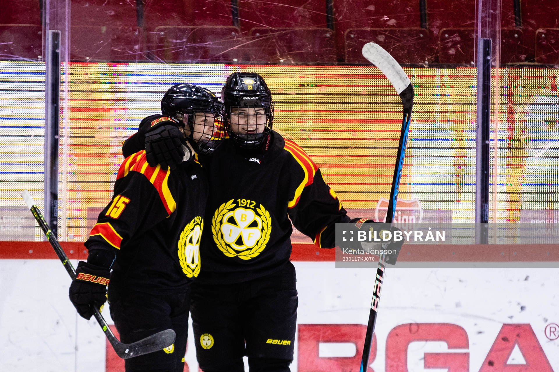 Brynäs Hanna Thuvik (h) jublar med Lara Stalder