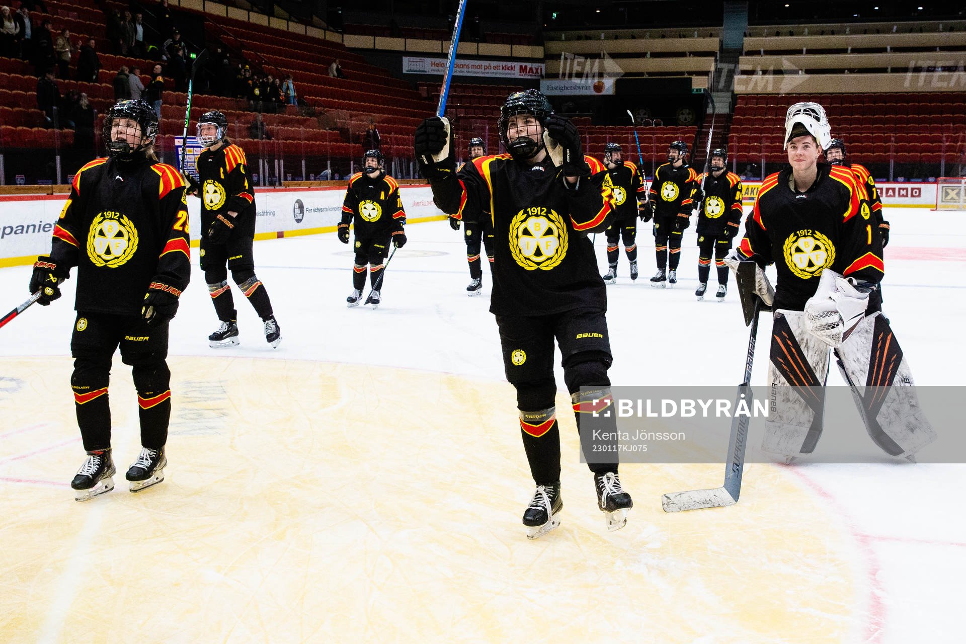 Brynäs Hanna Thuvik och målvakt Loryn Pearson Porter
