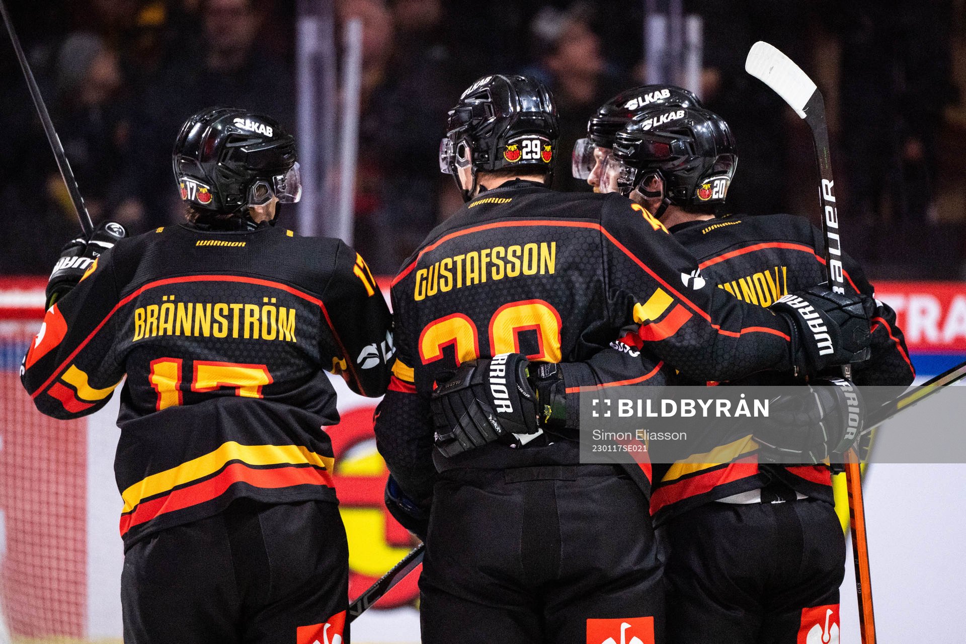 Luleås Erik Gustafsson jublar med lagkamrater