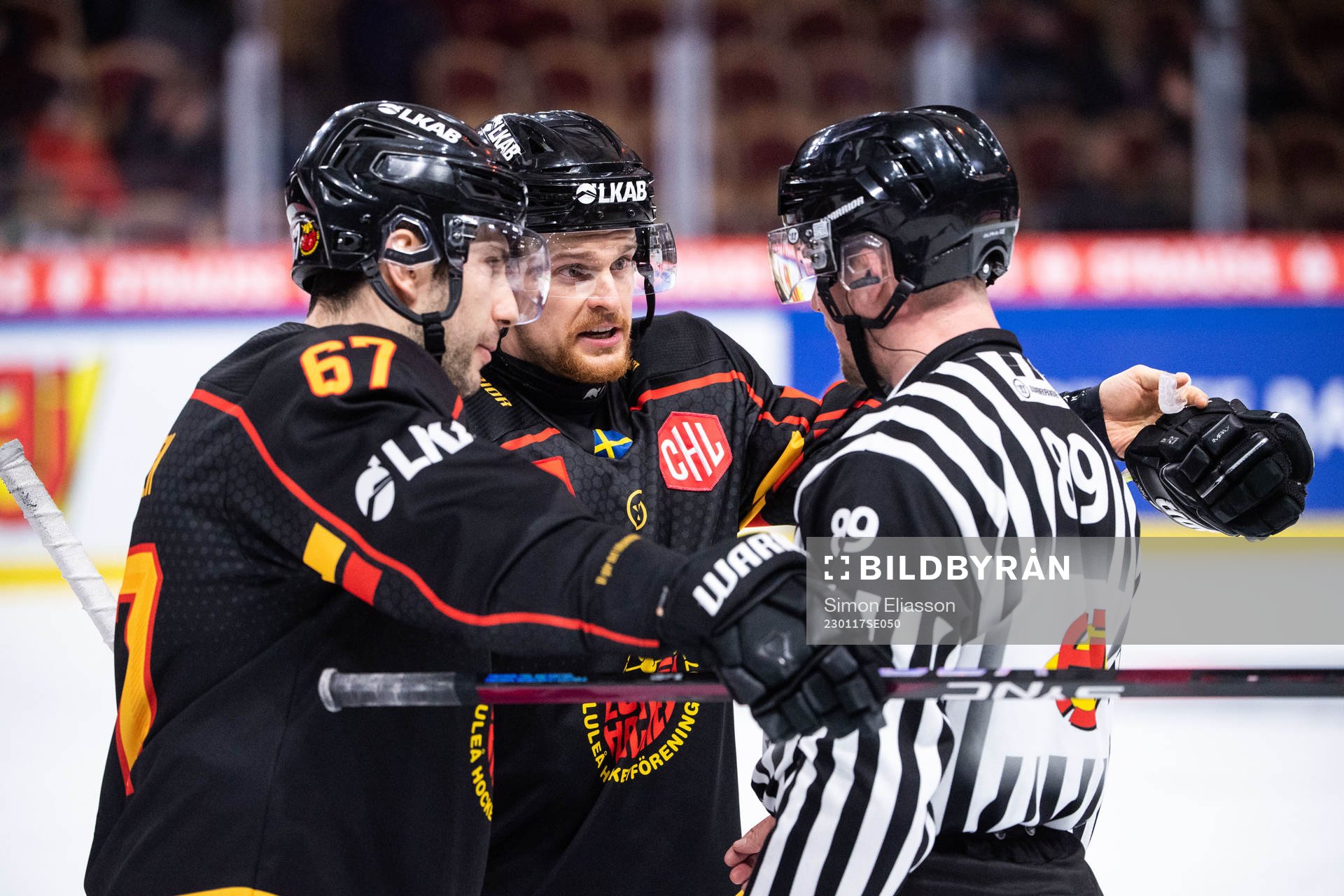 Luleås Konstantin Komarek och Brendan Shinnimin reagerar