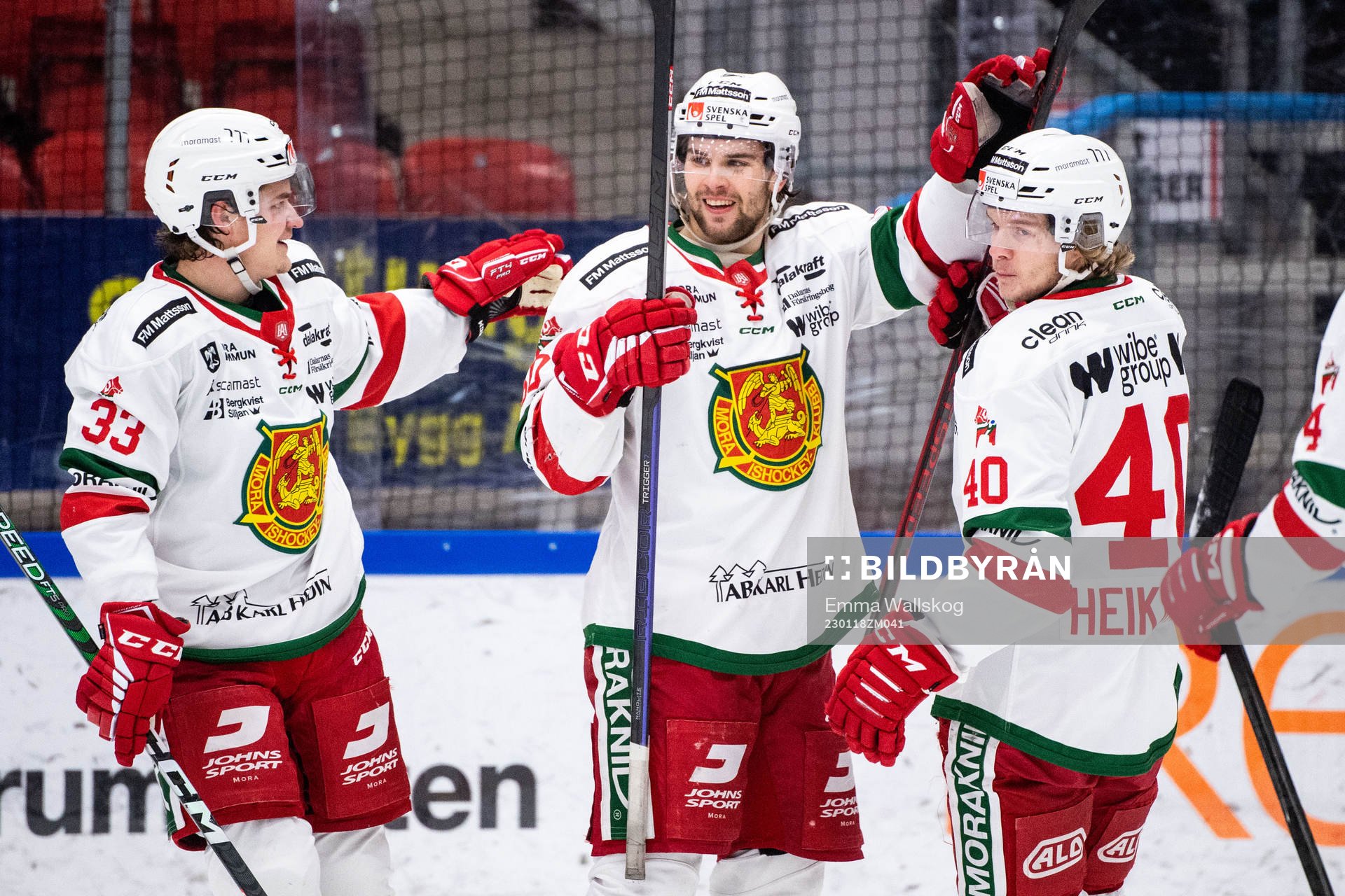 Moras Kalle Miketinac jublar med Olle Strandell och Anton