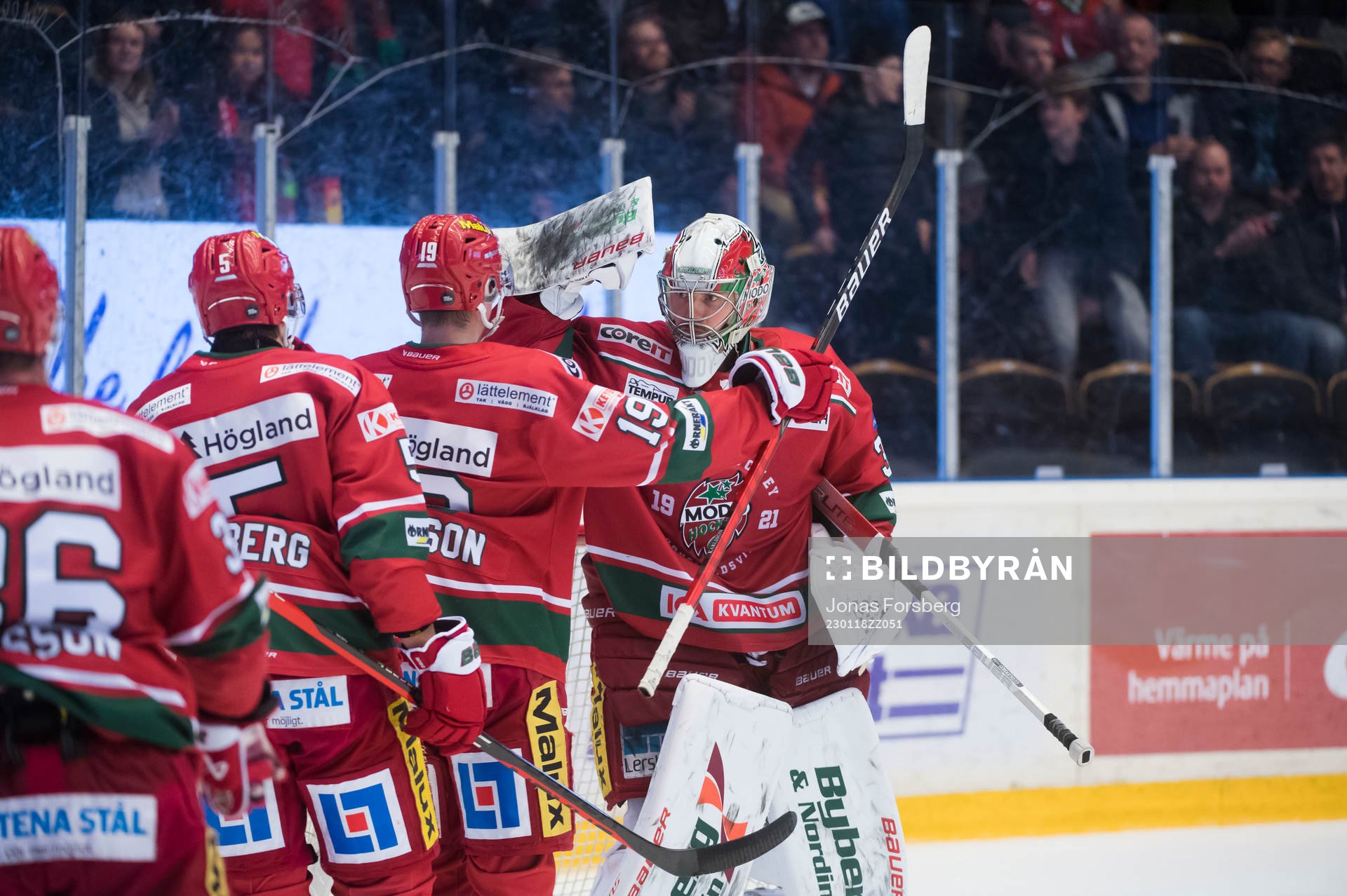 Modos målvakt Kristers Gudlevskis jublar