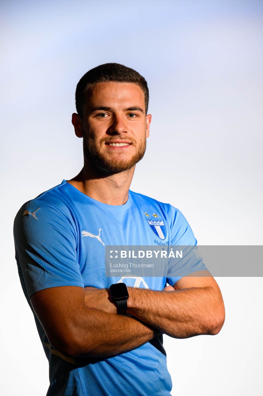 Gabriel Busanello poserar för ett porträtt under en fotografering med Malmö FF den 19 januari 2023 i Malmö. 